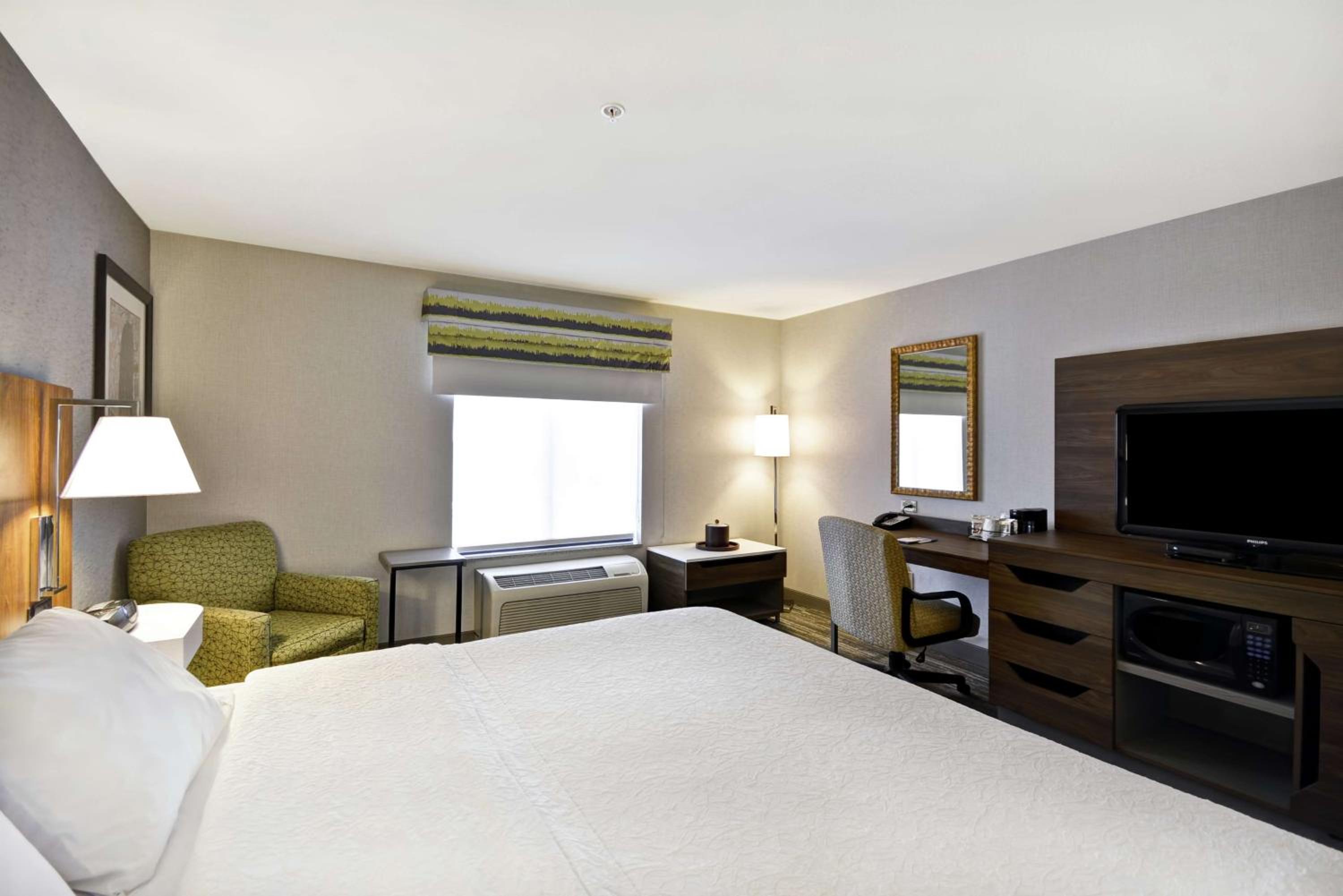 King Room with King Bed - Non-Smoking - Photo 3
