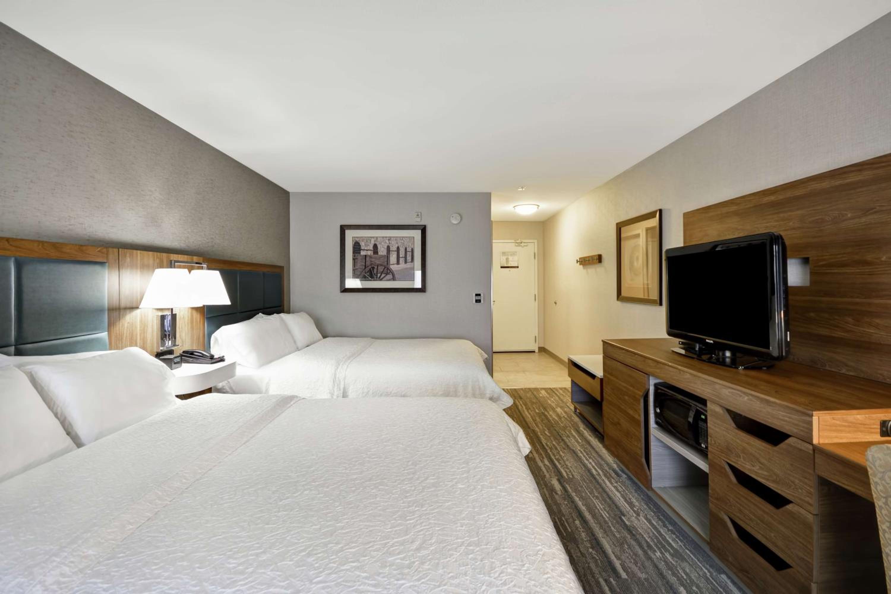 Room with Two Queen Beds - Non-Smoking - Photo 4