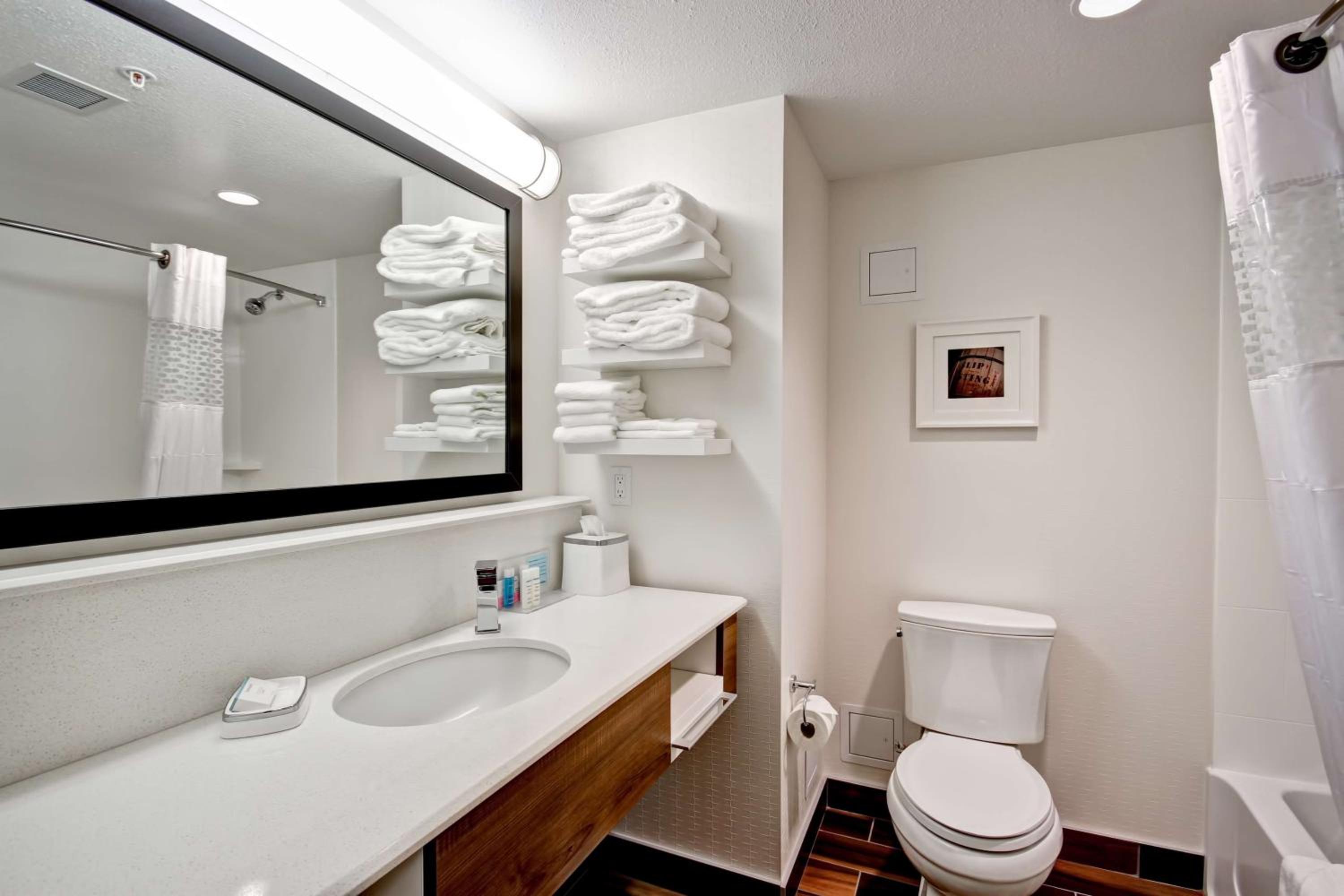 Queen Room with Two Queen Beds and Roll-In Shower - Mobility and Hearing Access/Non-Smoking photo 3