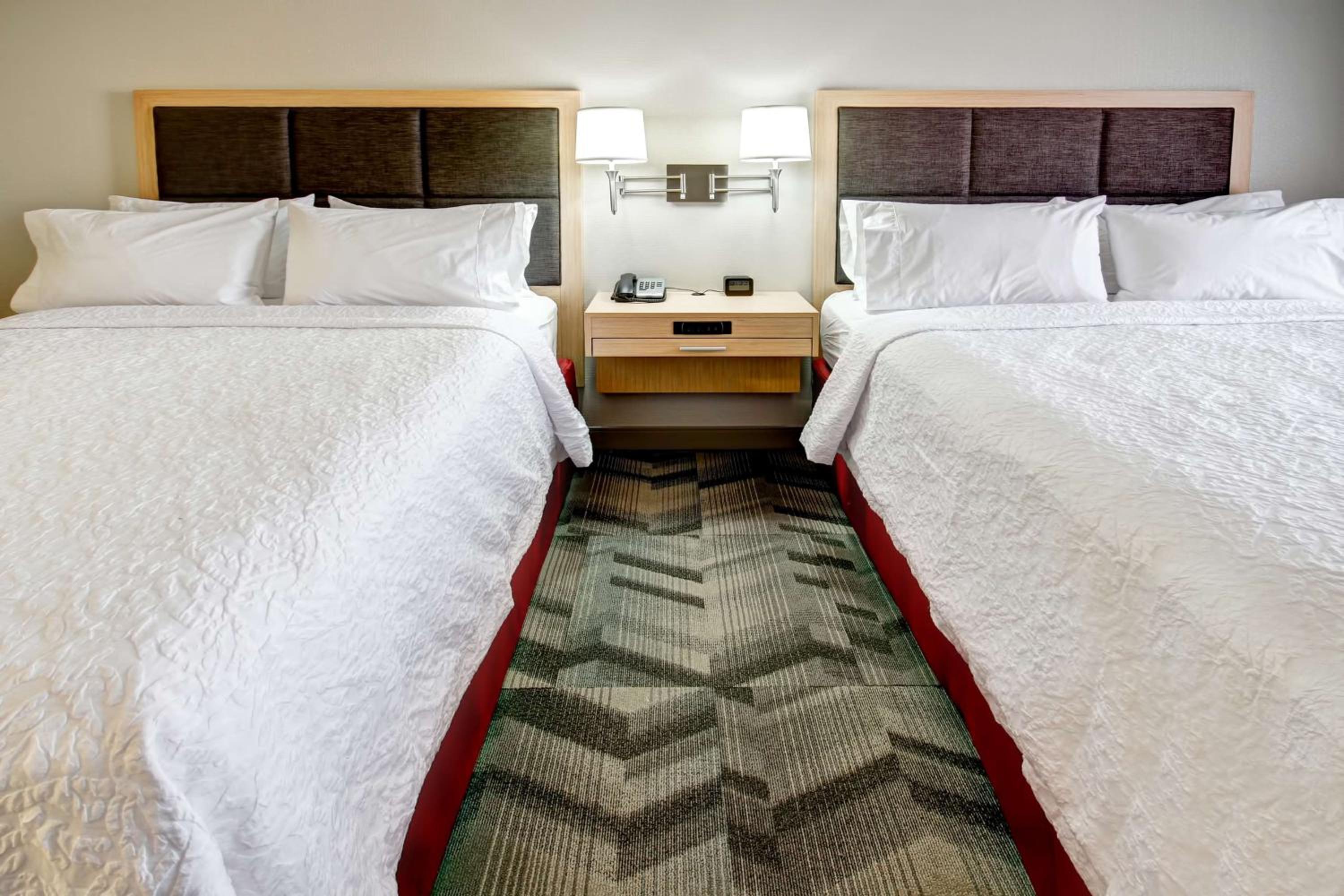 Queen Room with Two Queen Beds - Non-Smoking photo 3