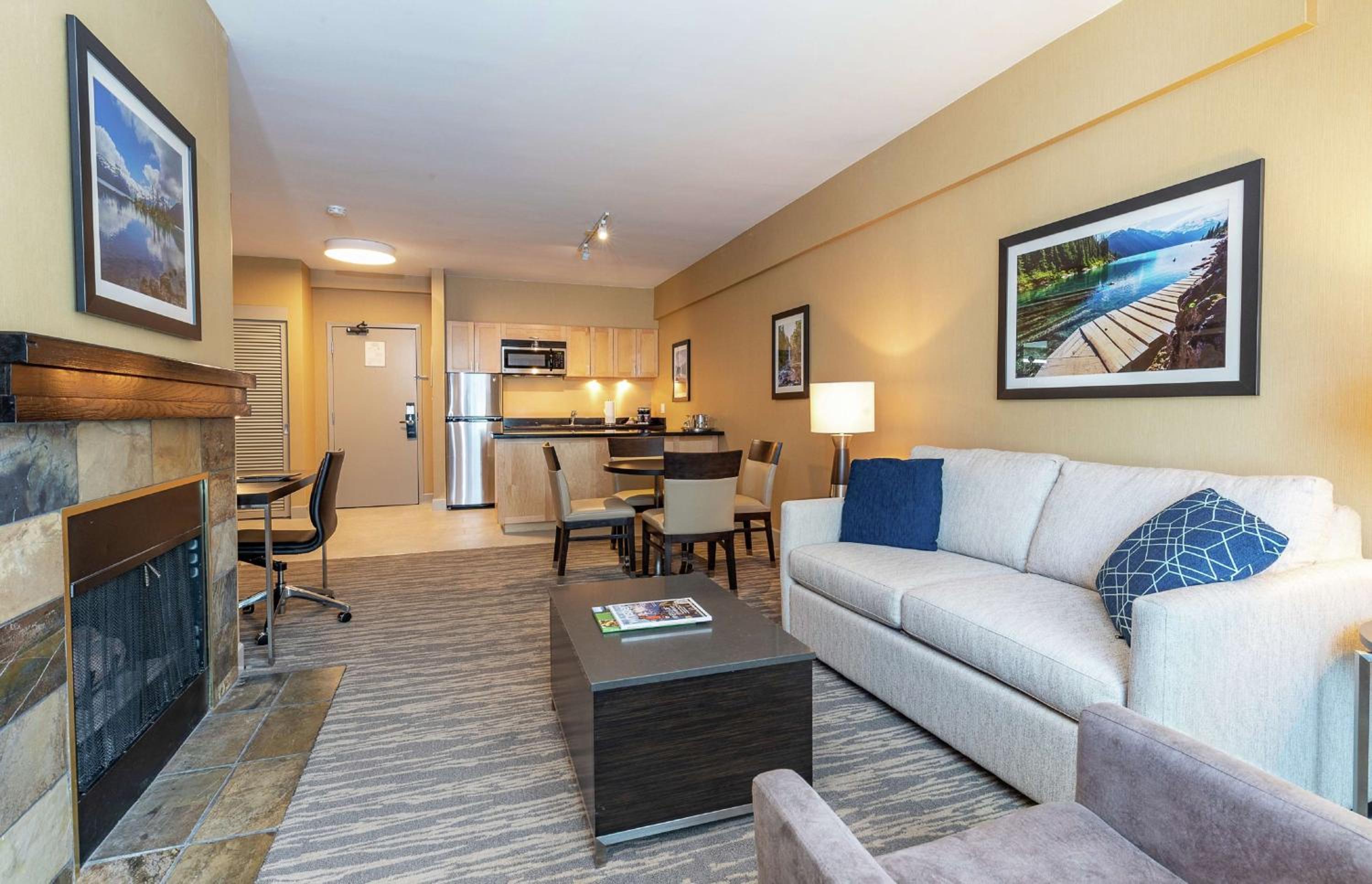 Deluxe One-Bedroom King Suite