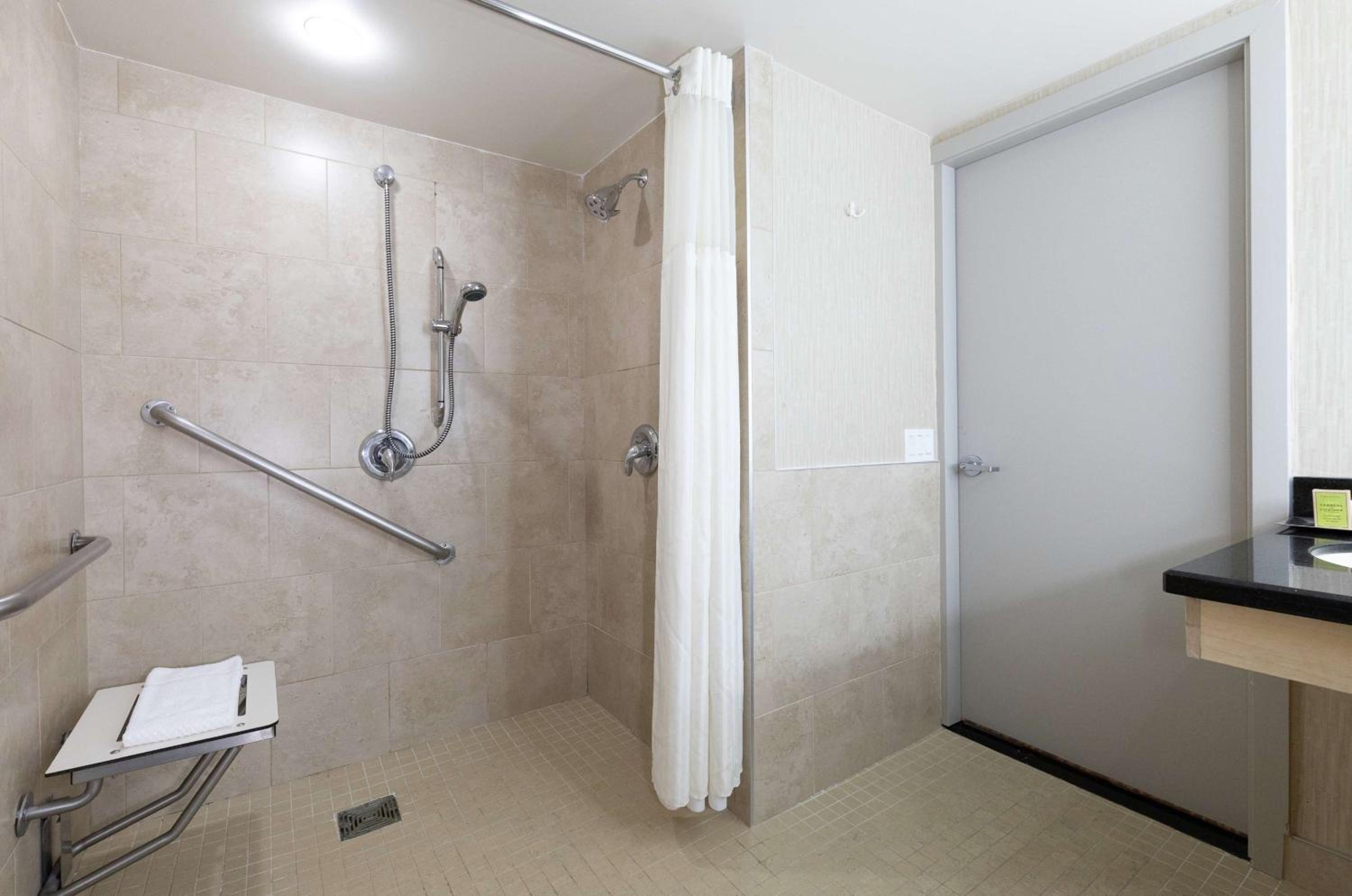 Standard Room with Two Double Beds - Disability Access - Photo 4