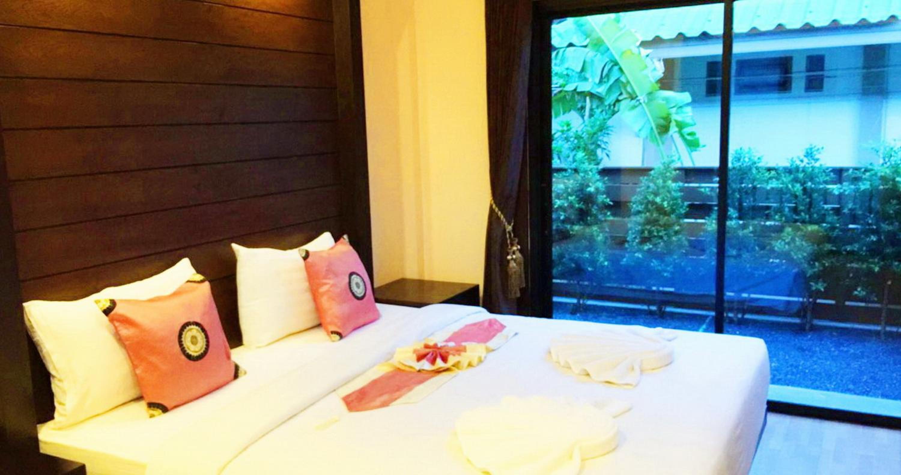 Deluxe Double Room - Photo 11