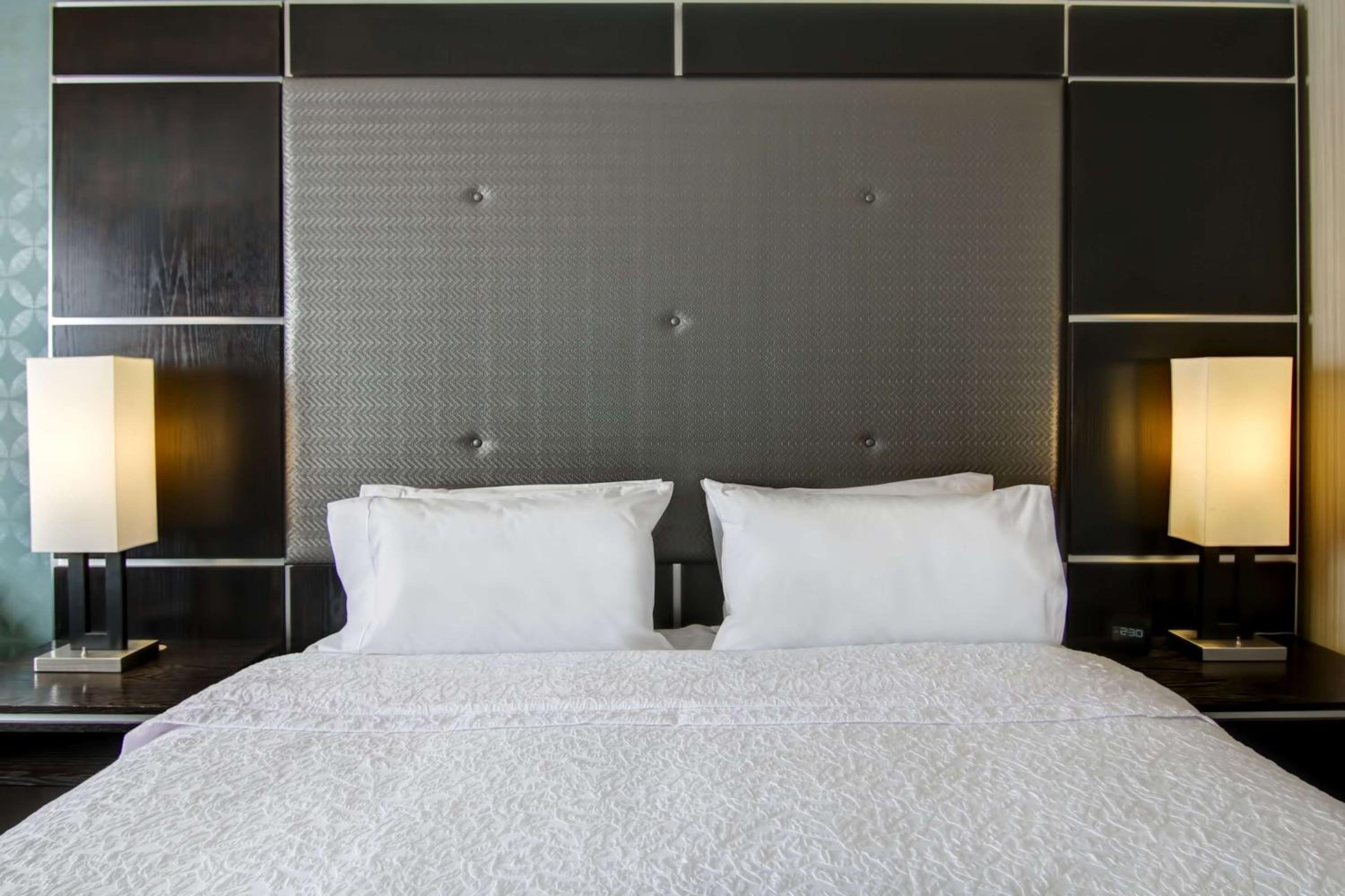 Deluxe King Room with Whirpool - Non-Smoking - Photo 1