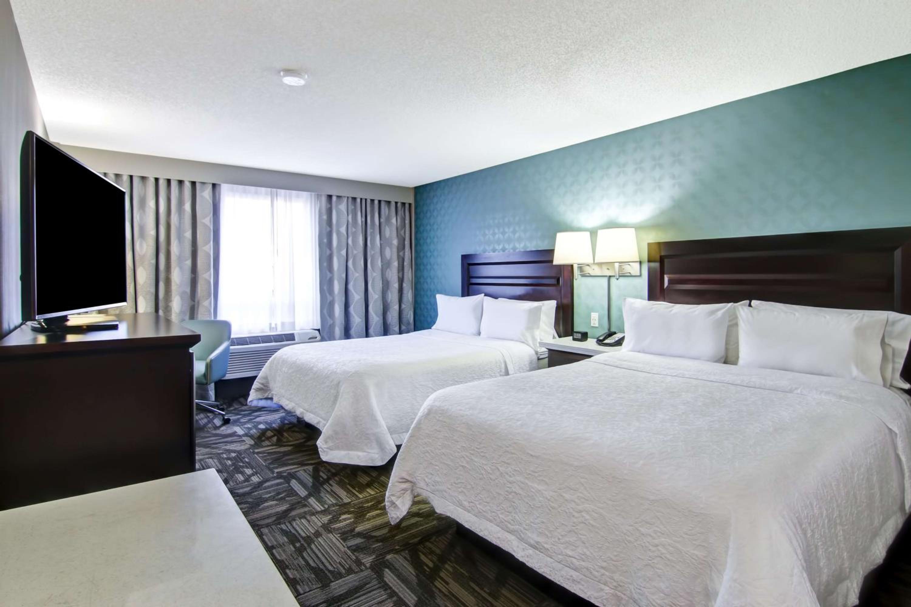Room with Two Queen Beds - Non-Smoking - Photo 4