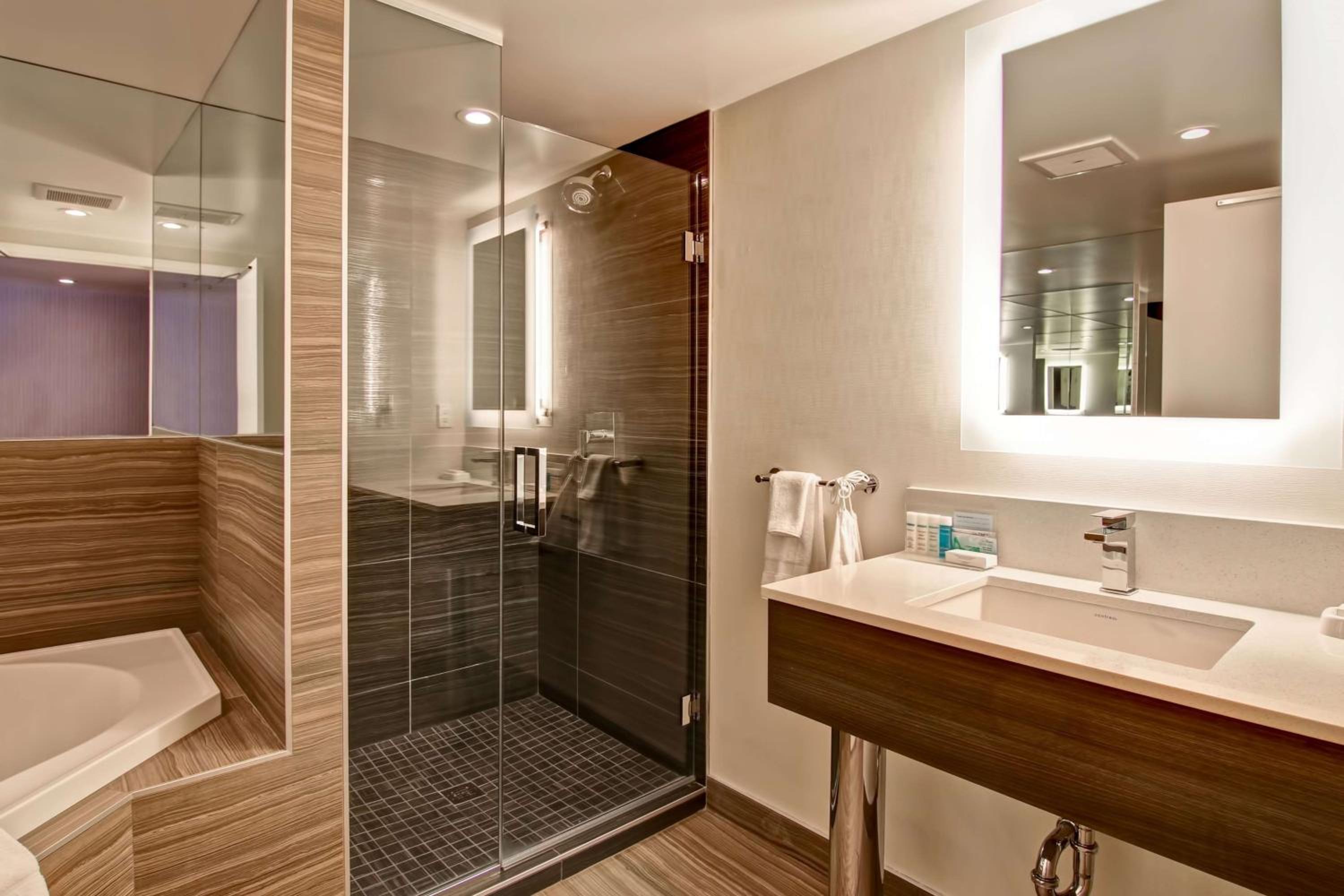 Deluxe King Room with Whirpool - Non-Smoking - Photo 5