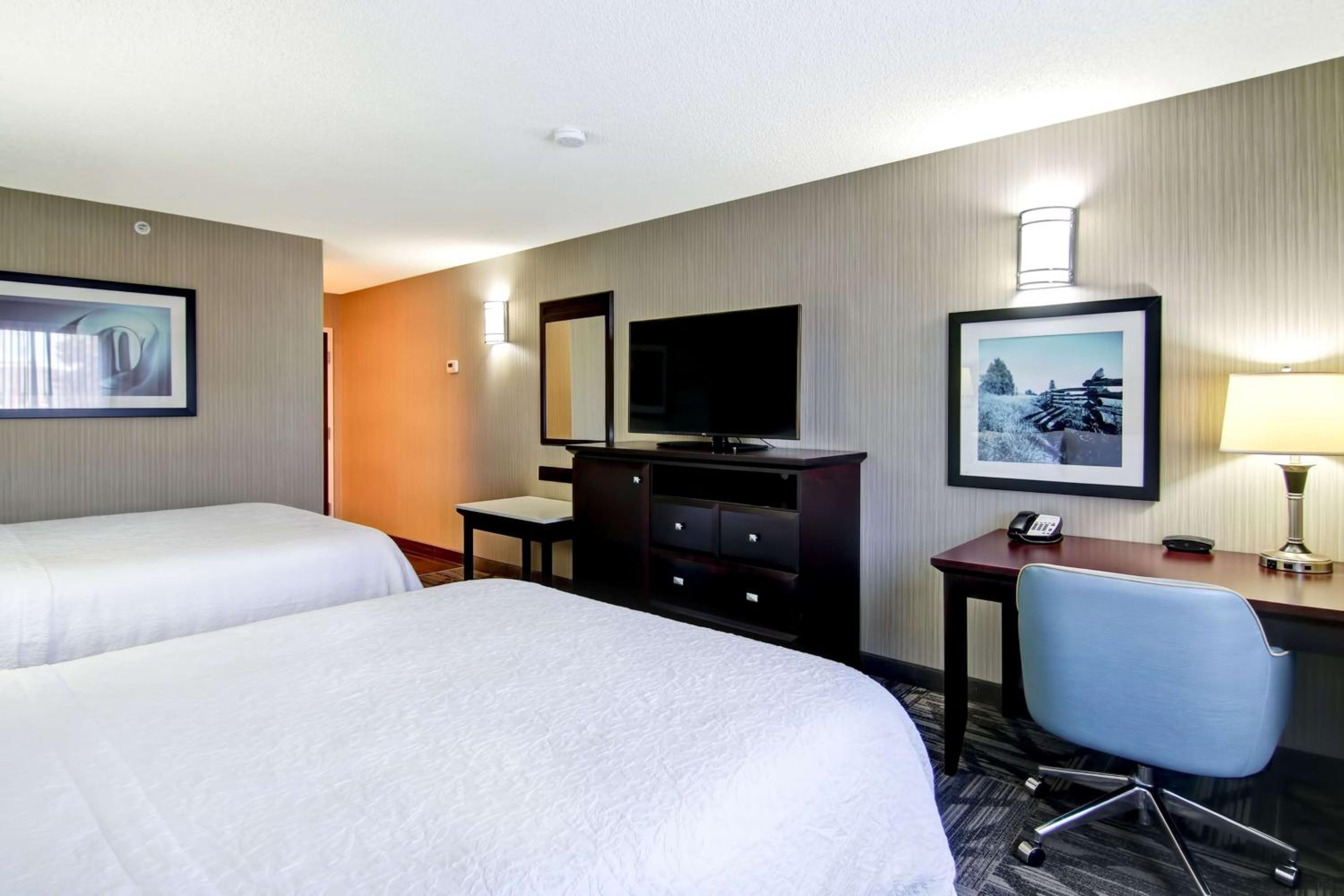 Room with Two Queen Beds - Non-Smoking - Photo 2
