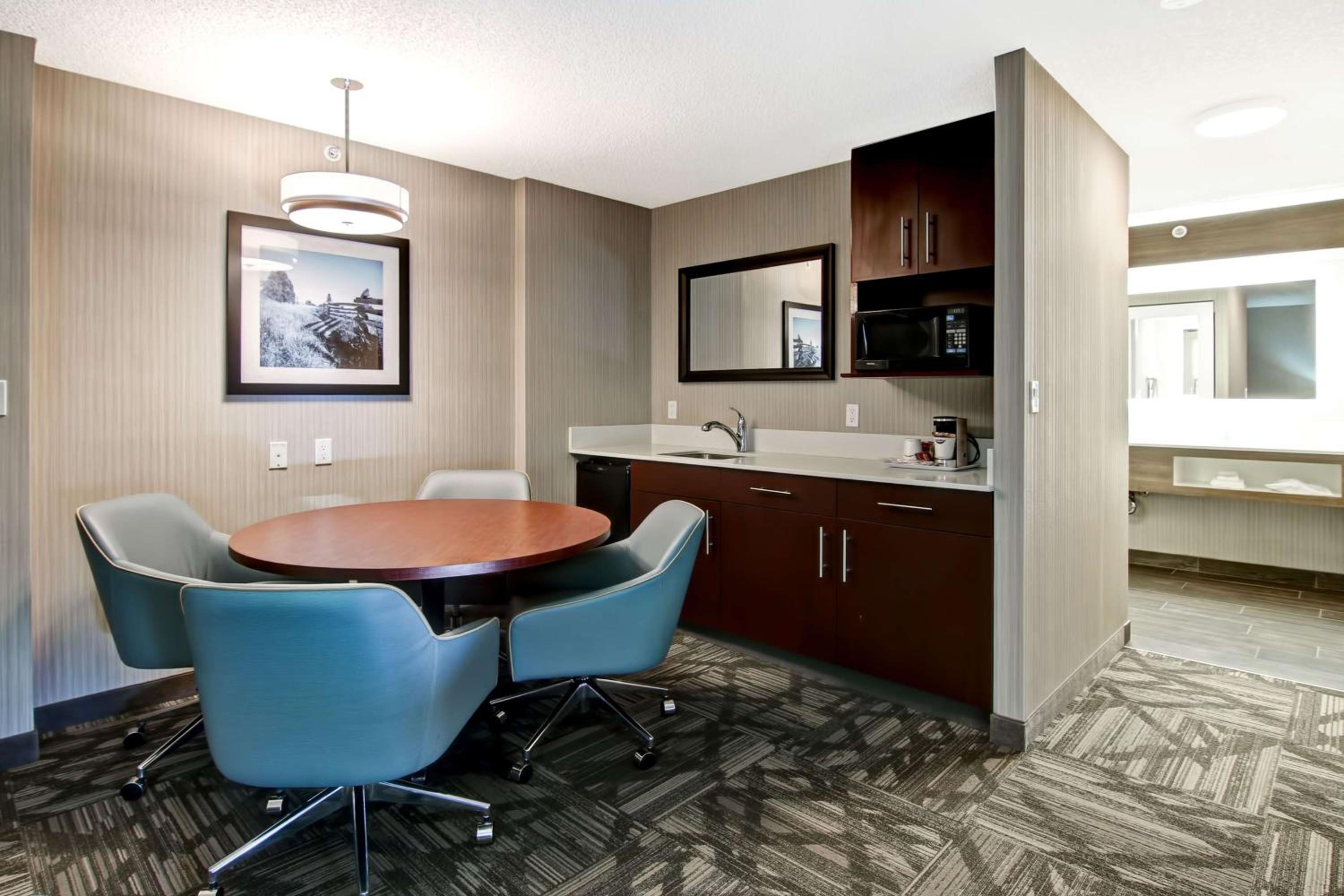 King Meeting Suite - Non-Smoking - Photo 3