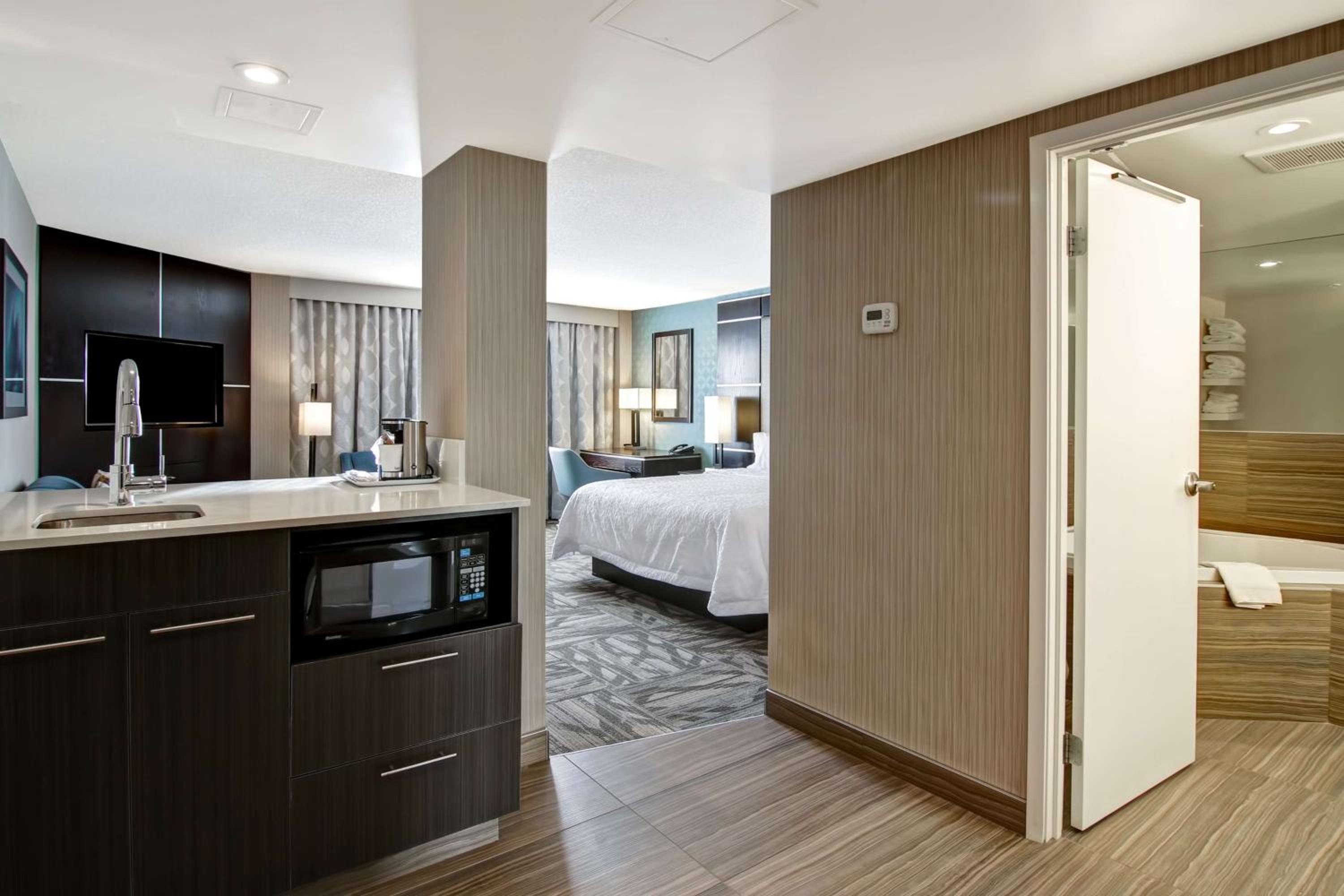 Deluxe King Room with Whirpool - Non-Smoking - Photo 3