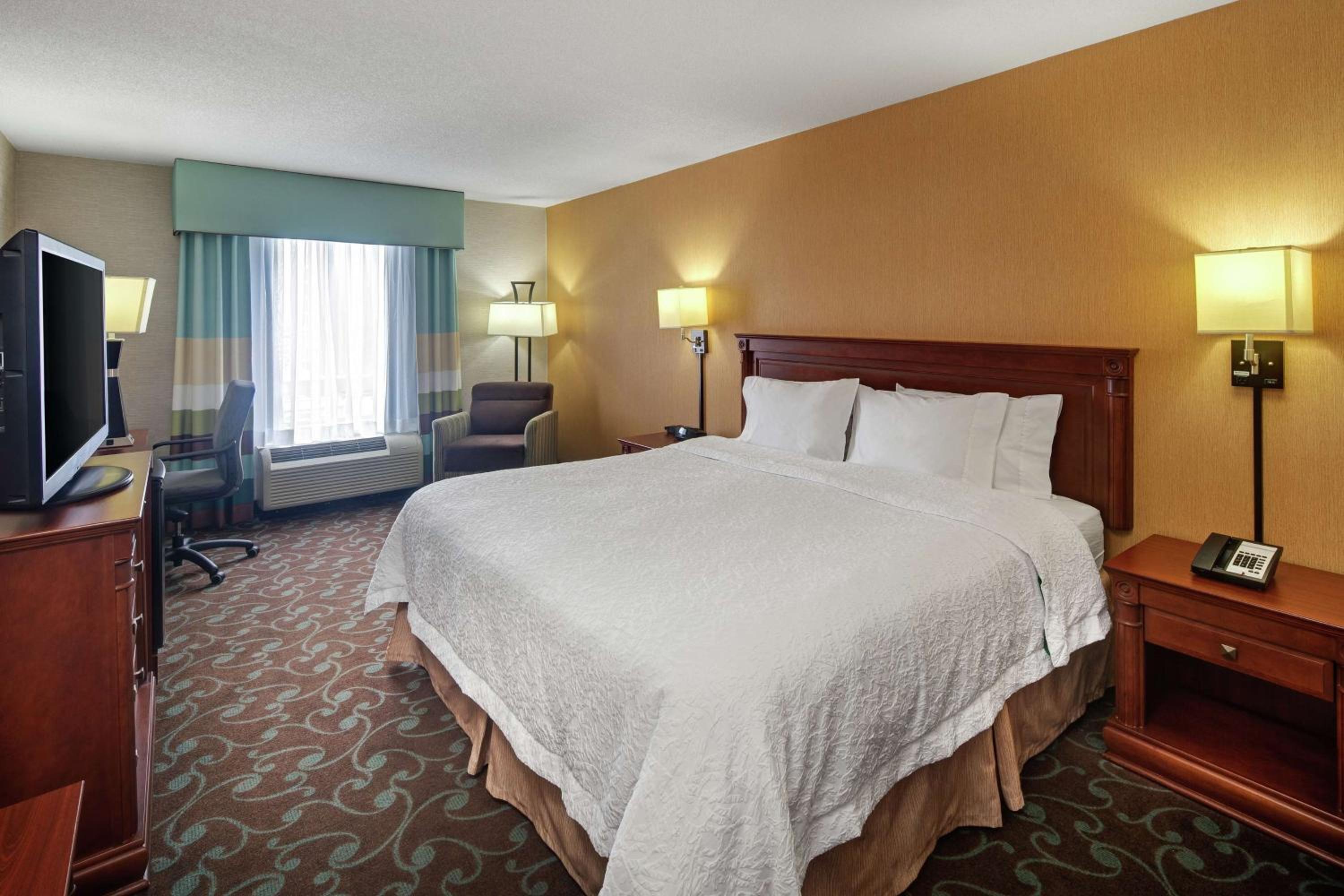 King Room with King Bed - Non-Smoking - Photo 3