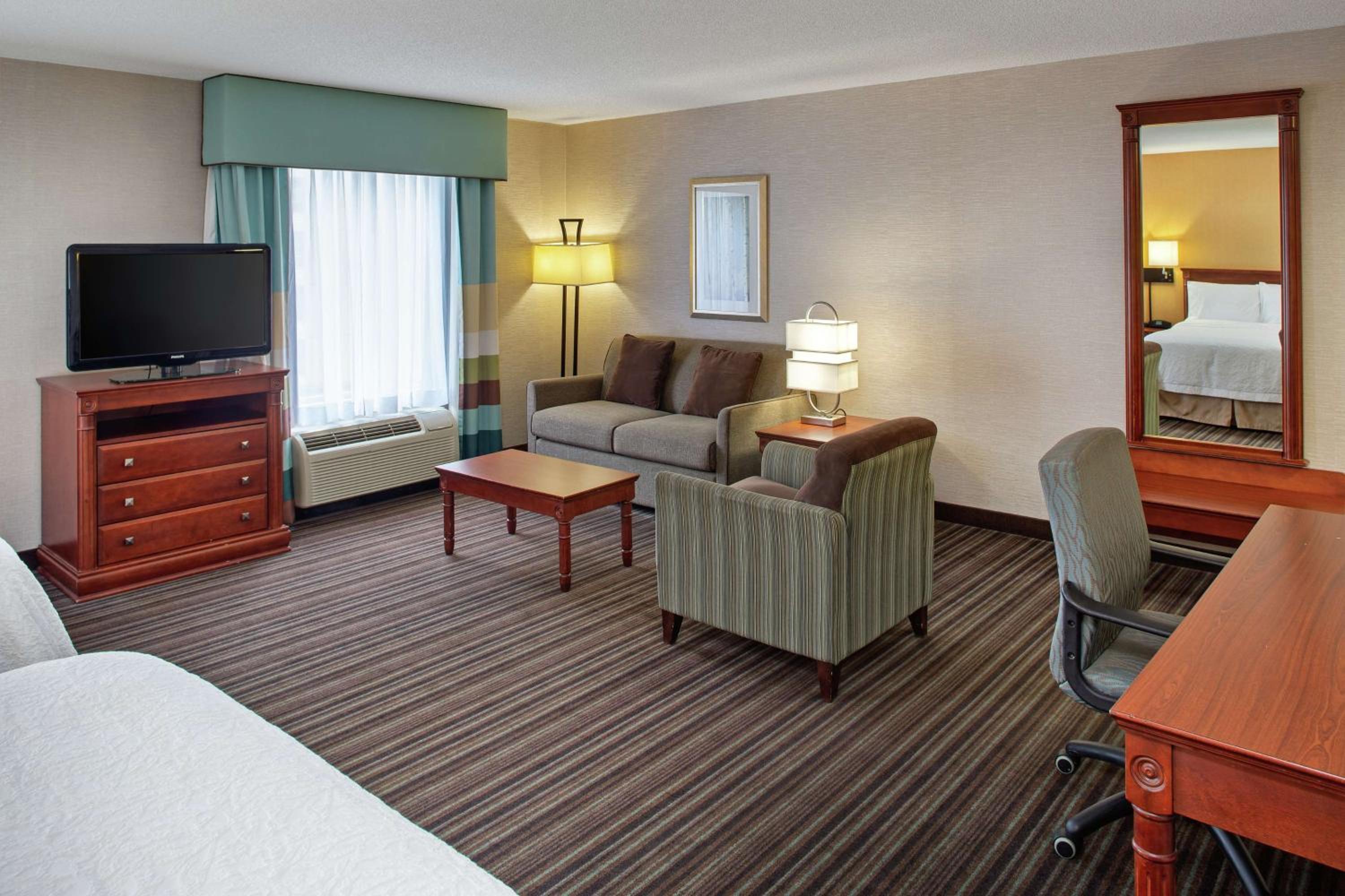 Queen Suite with Two Queen Beds - Non Smoking - Photo 4
