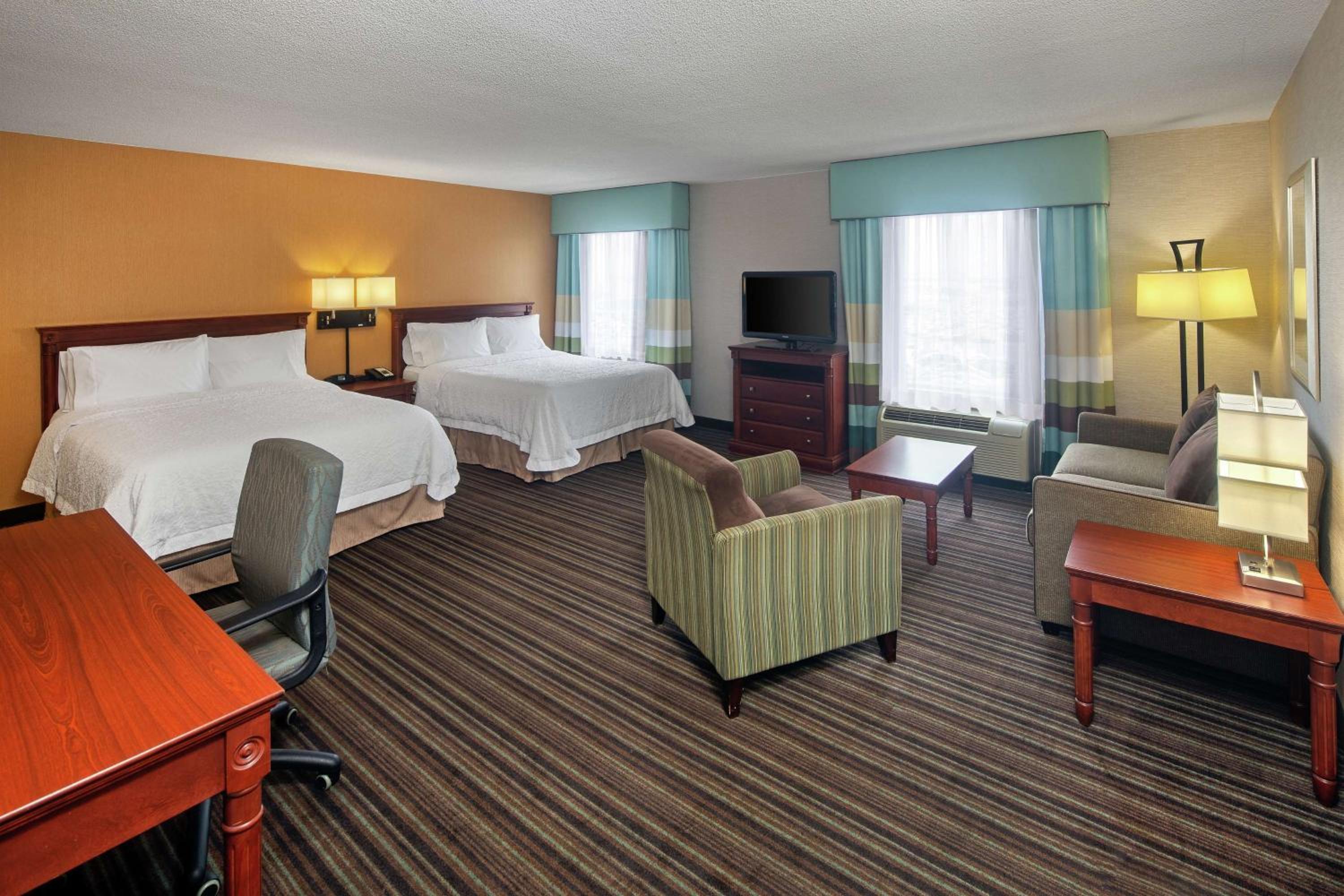 Queen Suite with Two Queen Beds - Non Smoking - Photo 3