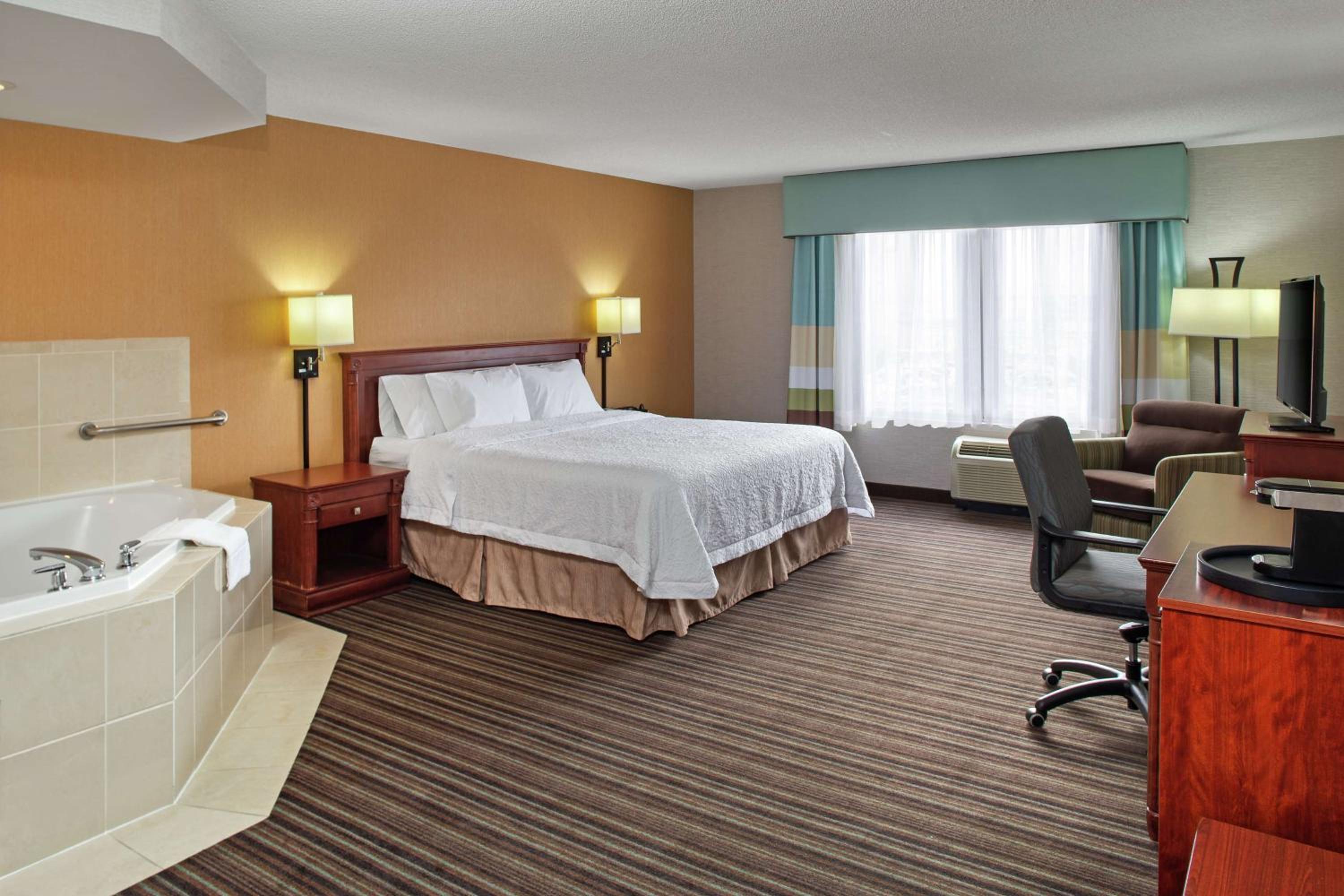 King Studio Suite with Whirlpool - Non-Smoking - Photo 8