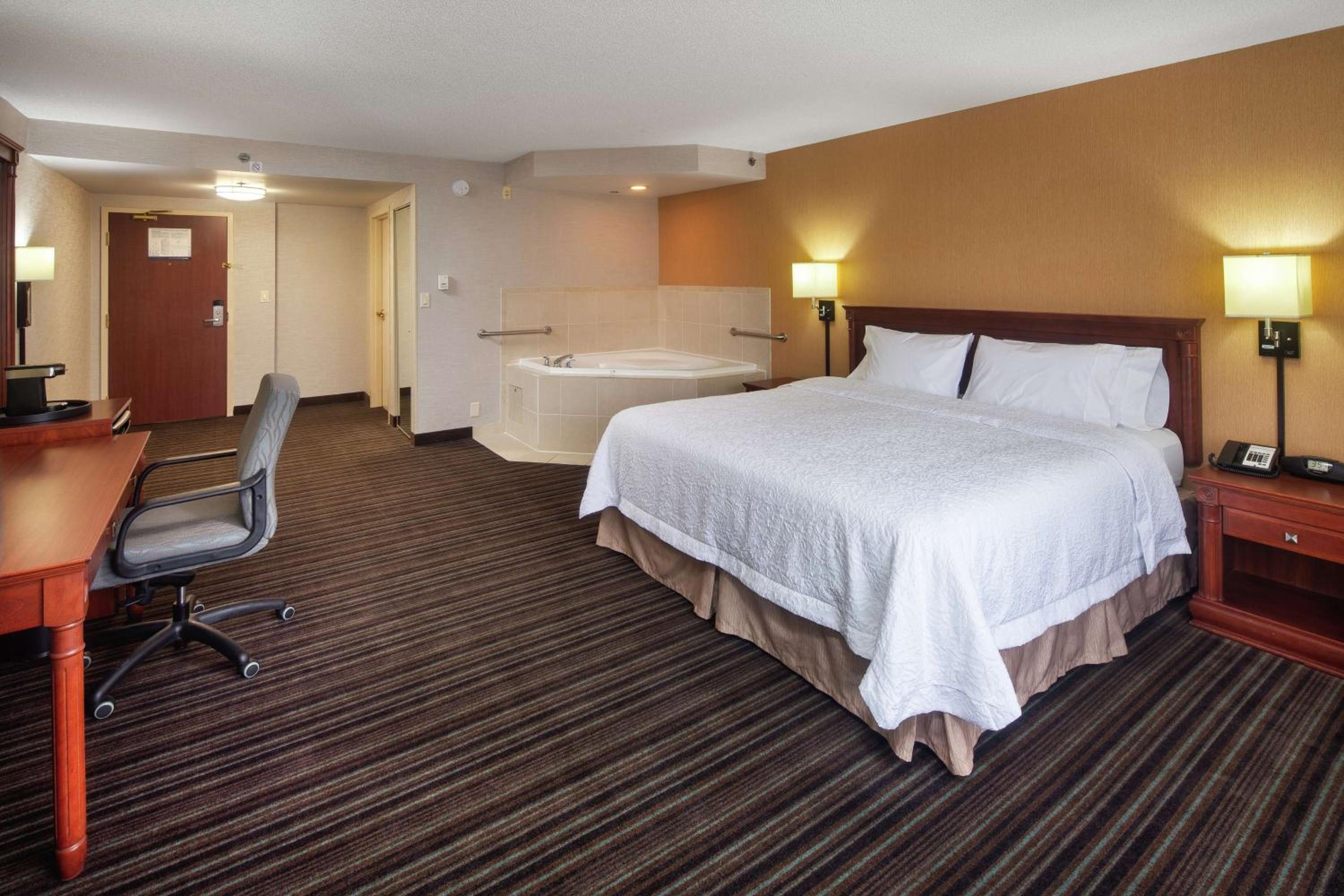 King Studio Suite with Whirlpool - Non-Smoking - Photo 3