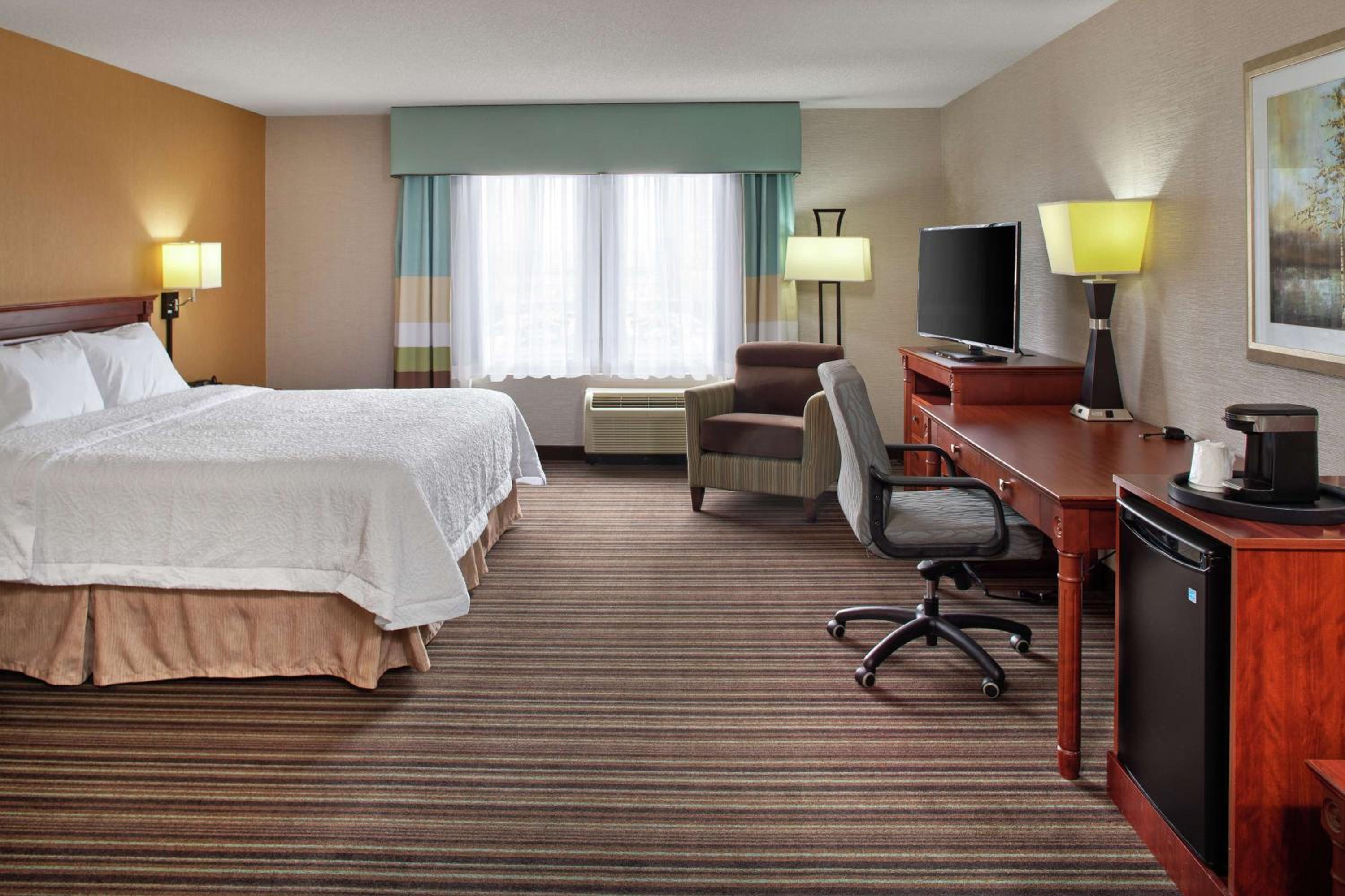 King Studio Suite with Whirlpool - Non-Smoking - Photo 4