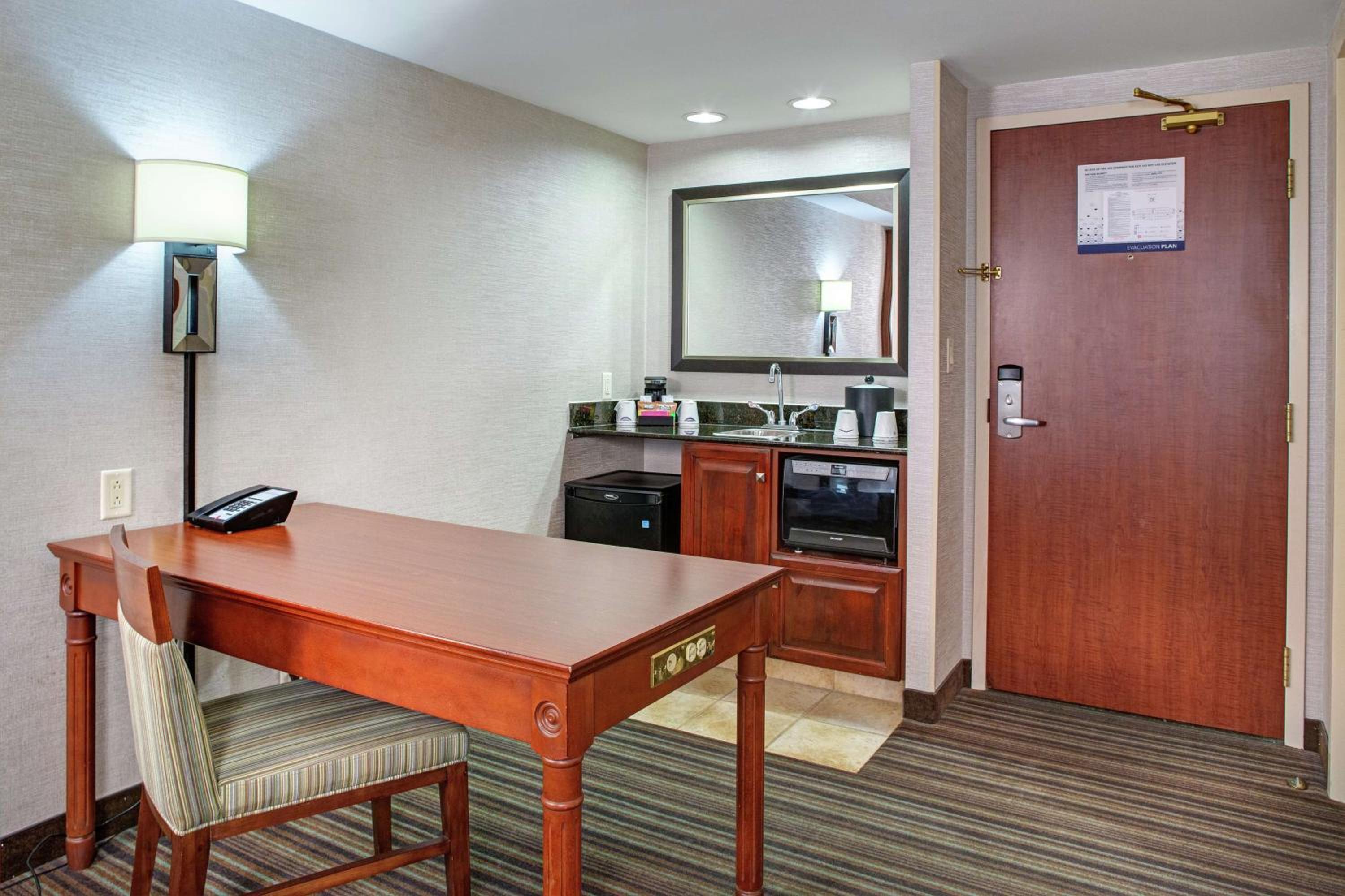 Queen Studio Suite with Two Queen Beds and Sofa Bed - Non-Smoking - Photo 4