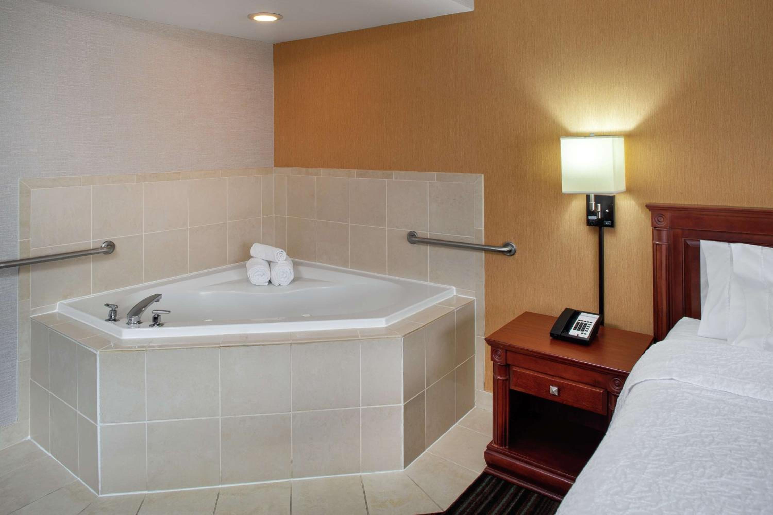 King Studio Suite with Whirlpool - Non-Smoking - Photo 6