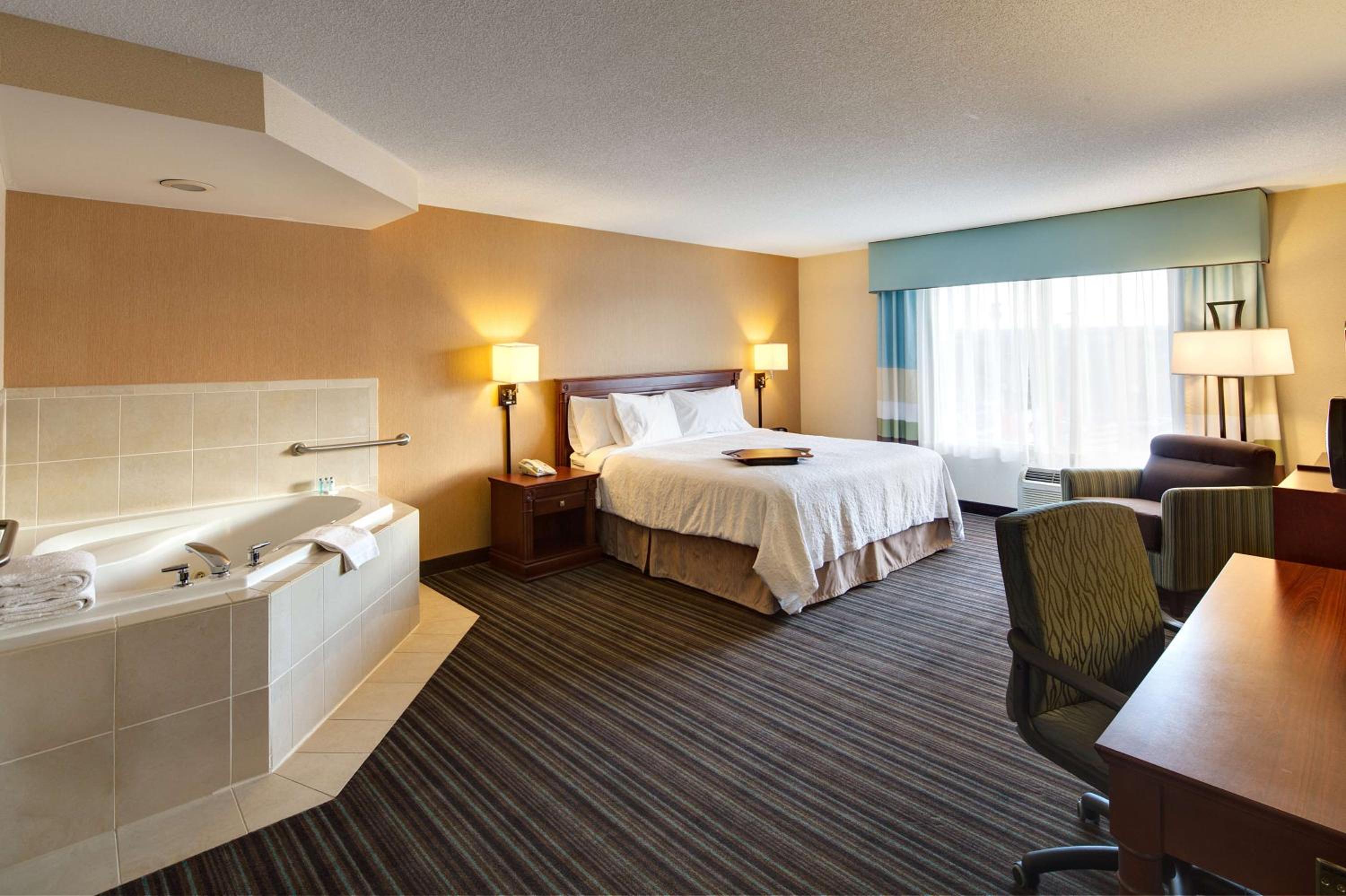 King Studio Suite with Whirlpool - Non-Smoking - Photo 7