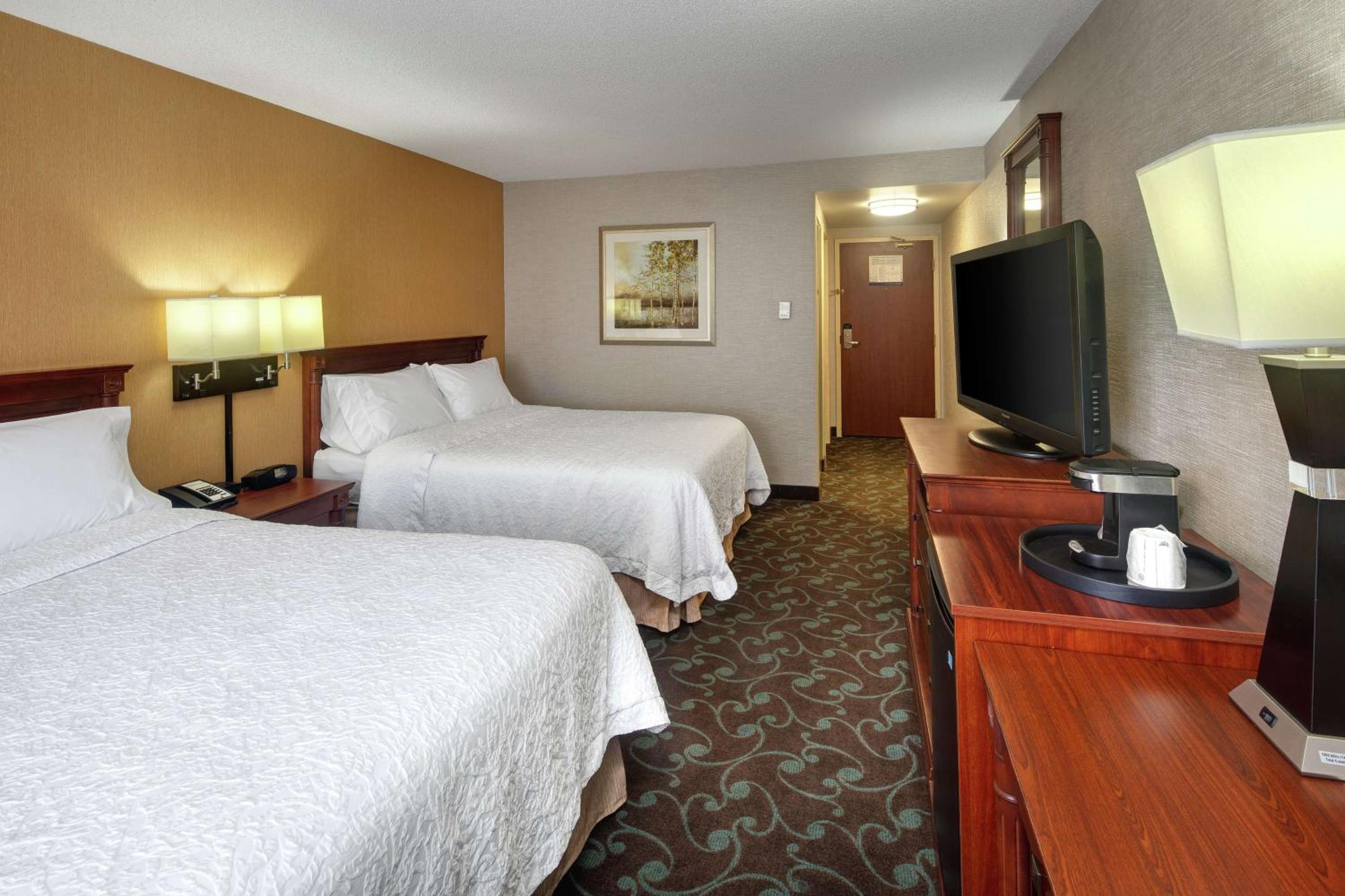 Room with Two Queen Beds - Non-Smoking - Photo 5