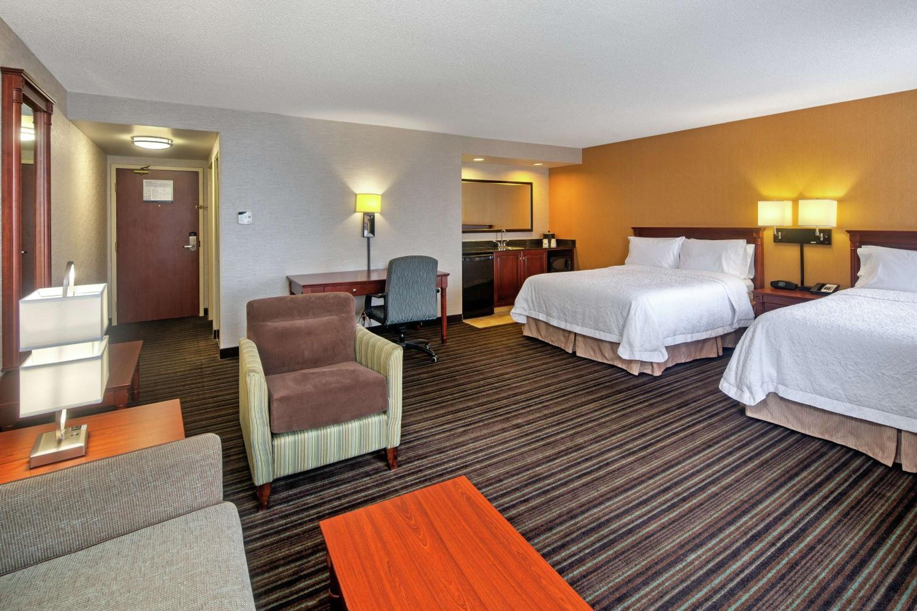 Queen Suite with Two Queen Beds - Non Smoking - Photo 7