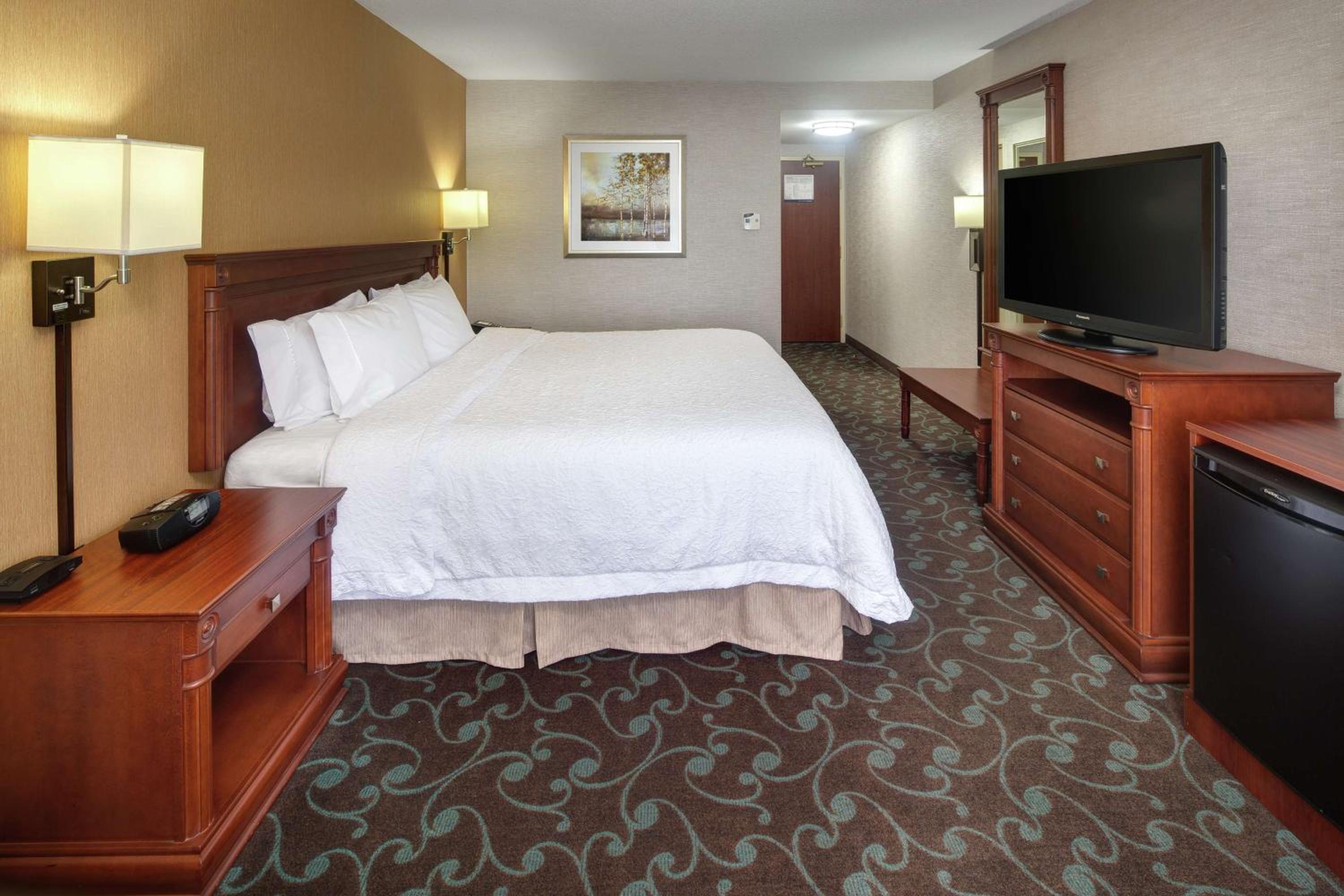 King Room with King Bed - Non-Smoking - Photo 5