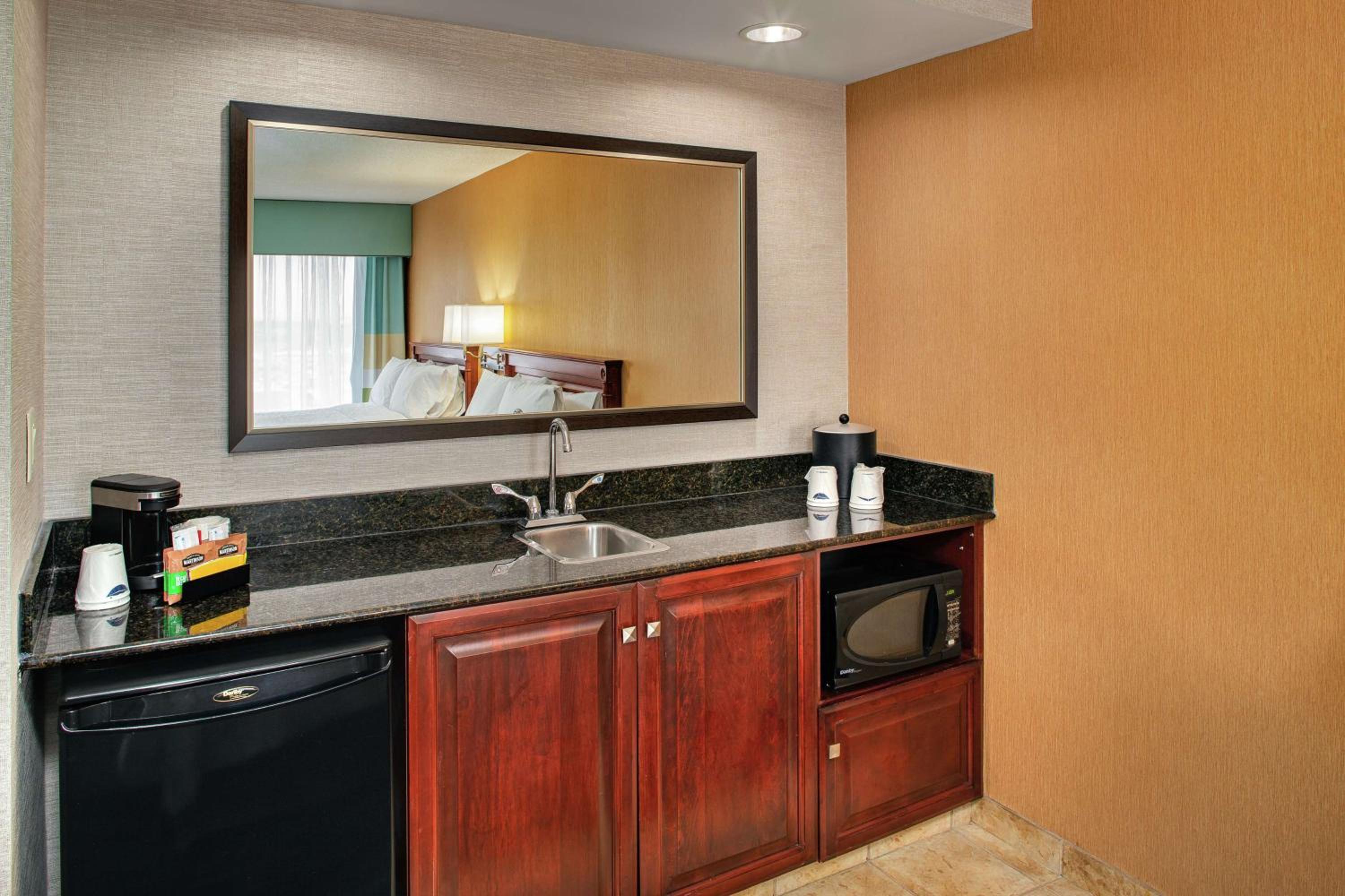 Queen Suite with Two Queen Beds - Non Smoking - Photo 8