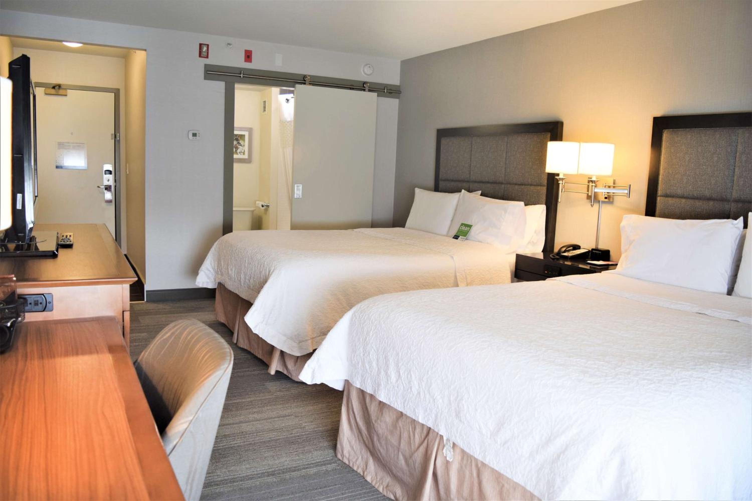 Room with Two Queen Beds - Non-Smoking - Photo 2