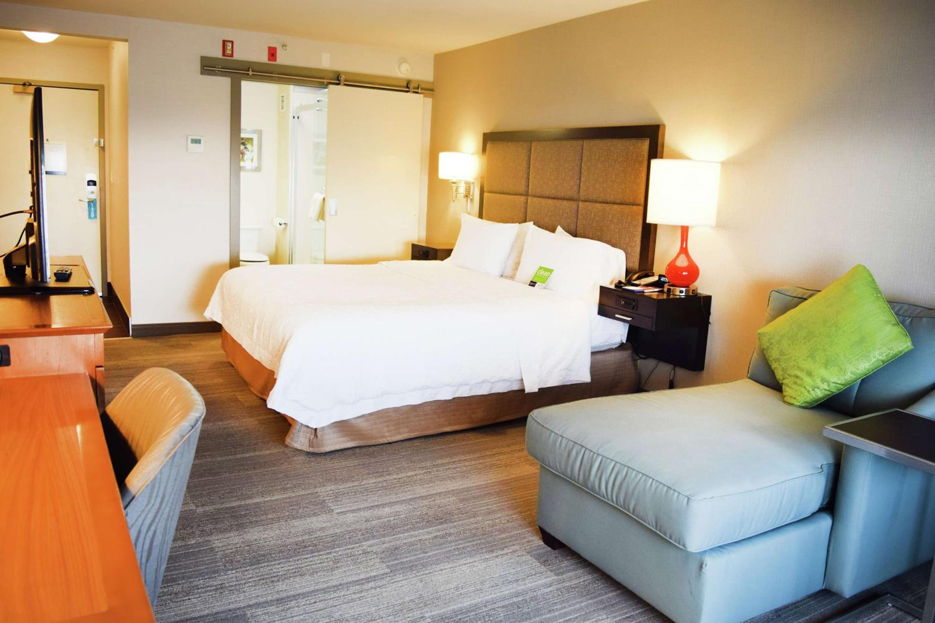 King Room with King Bed - Non-Smoking - Photo 1