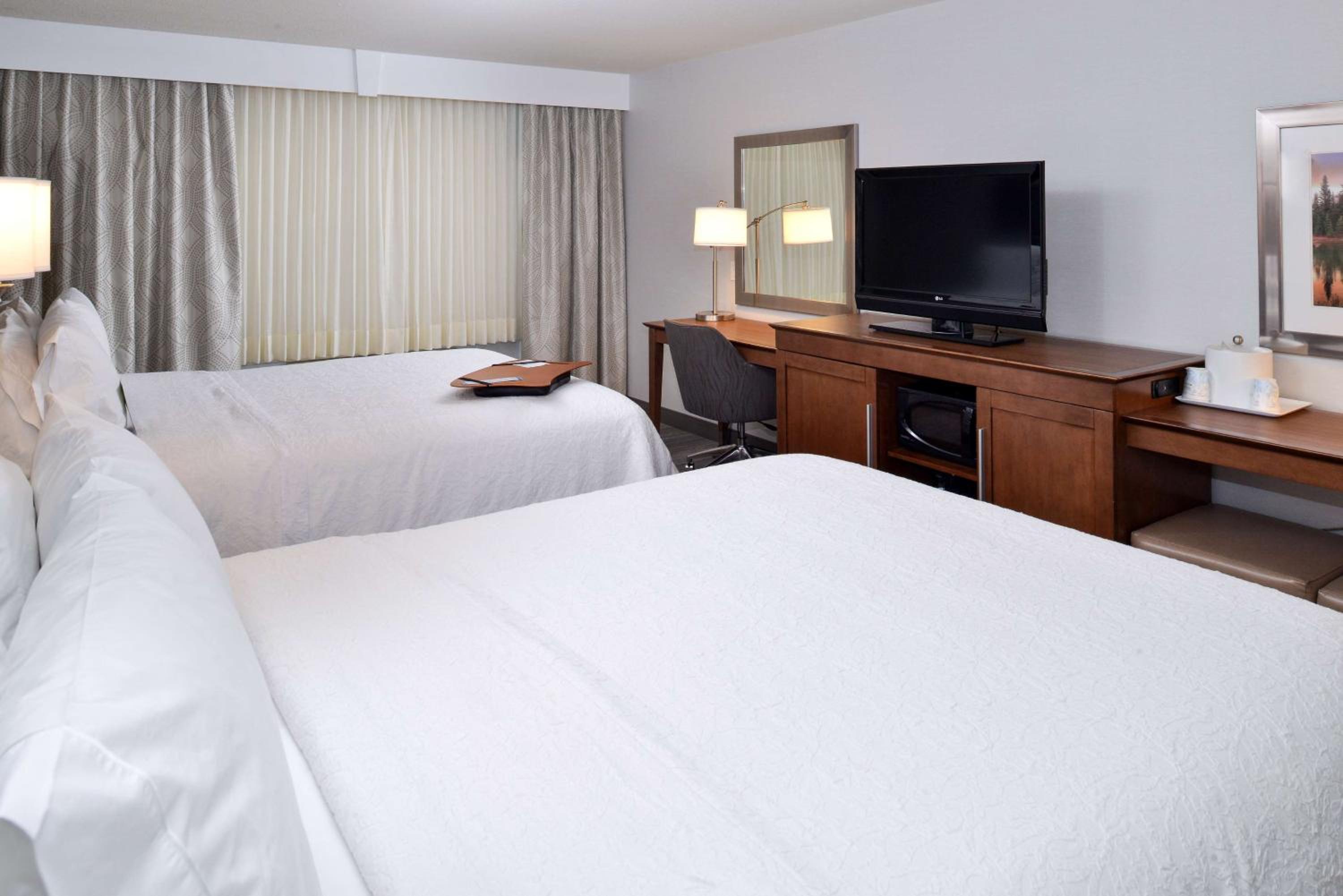 Room with Two Queen Beds - Non-Smoking - Photo 4