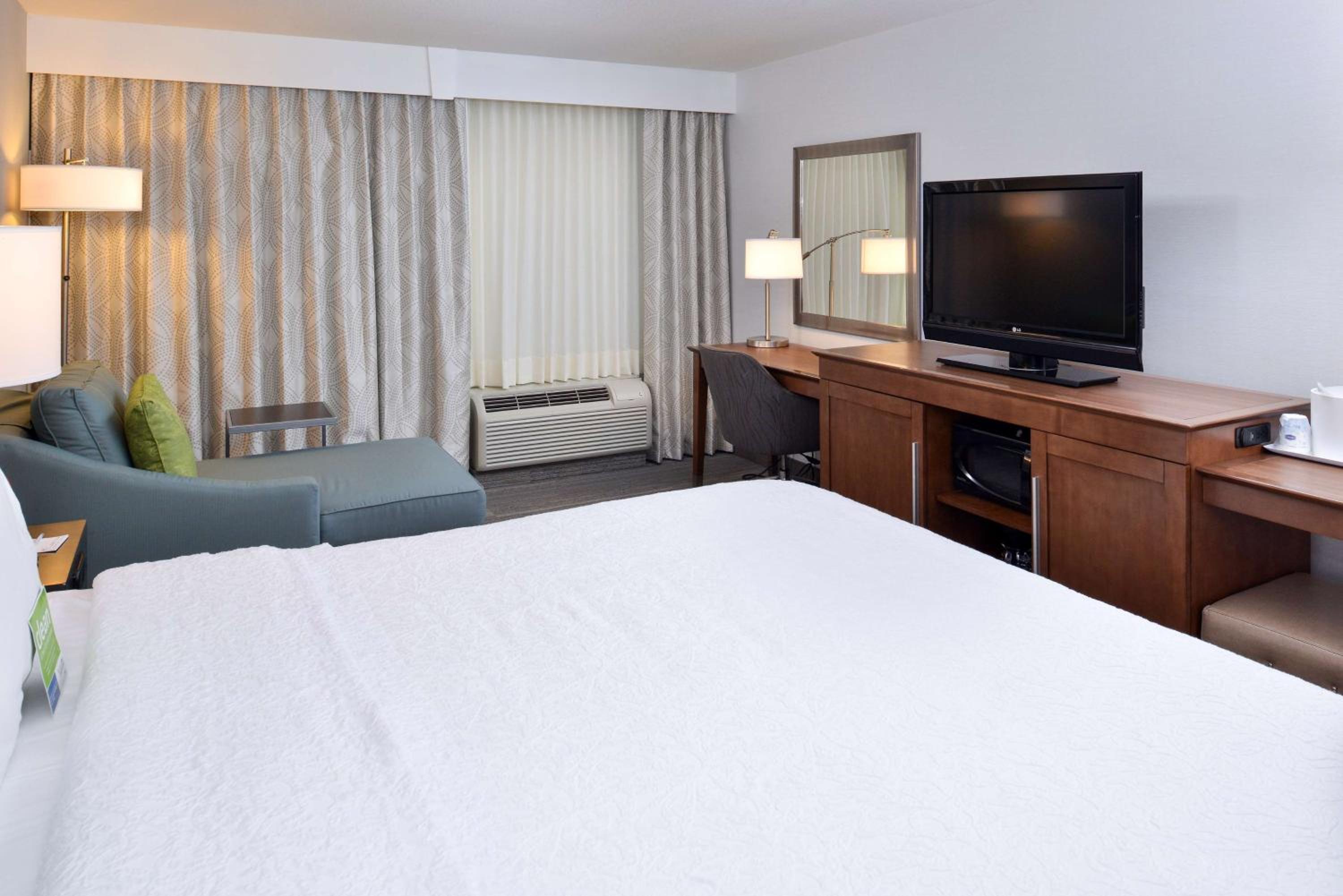 King Room with King Bed - Non-Smoking - Photo 2