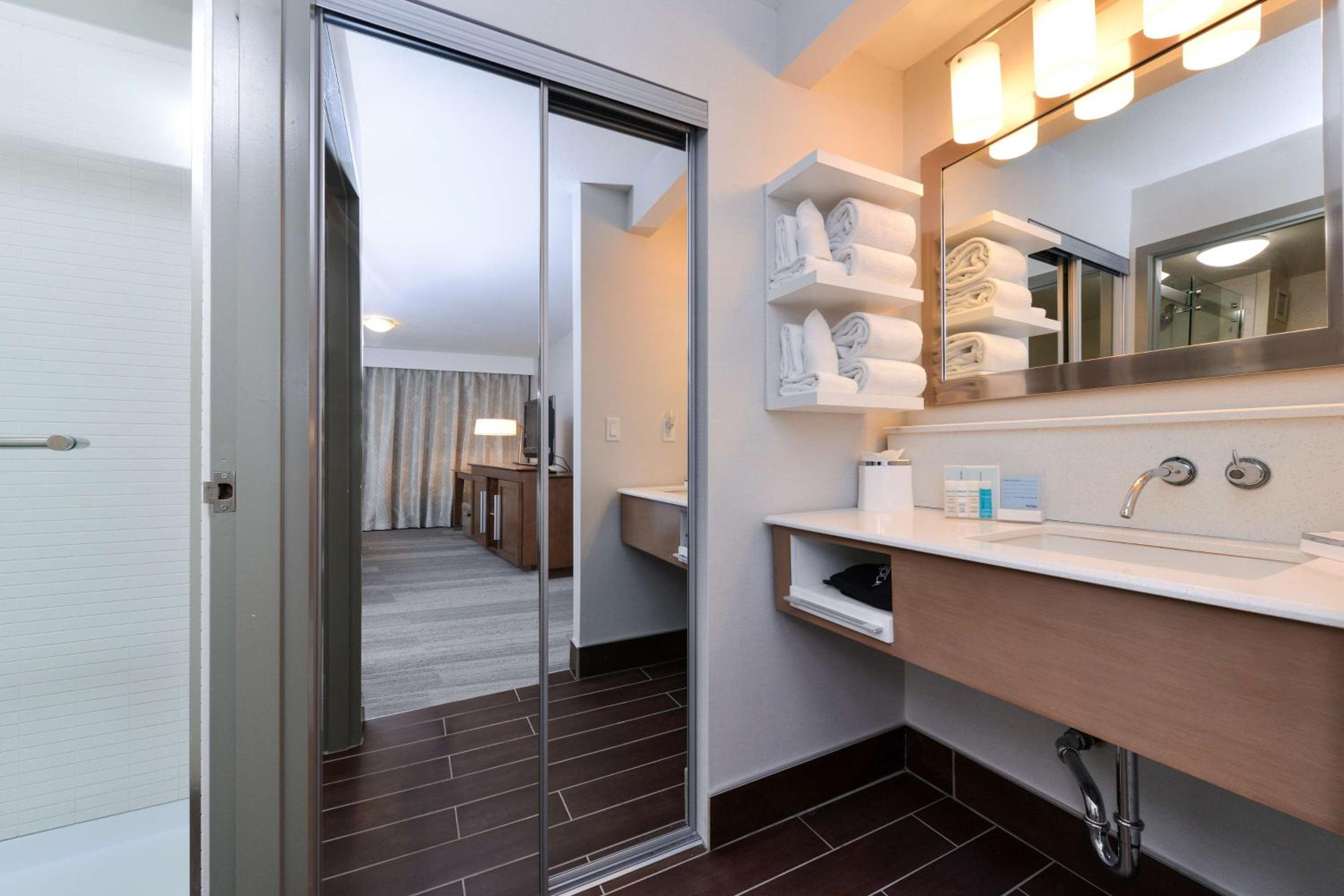 One-Bedroom King Suite with Kitchen - Non-Smoking  - Photo 8