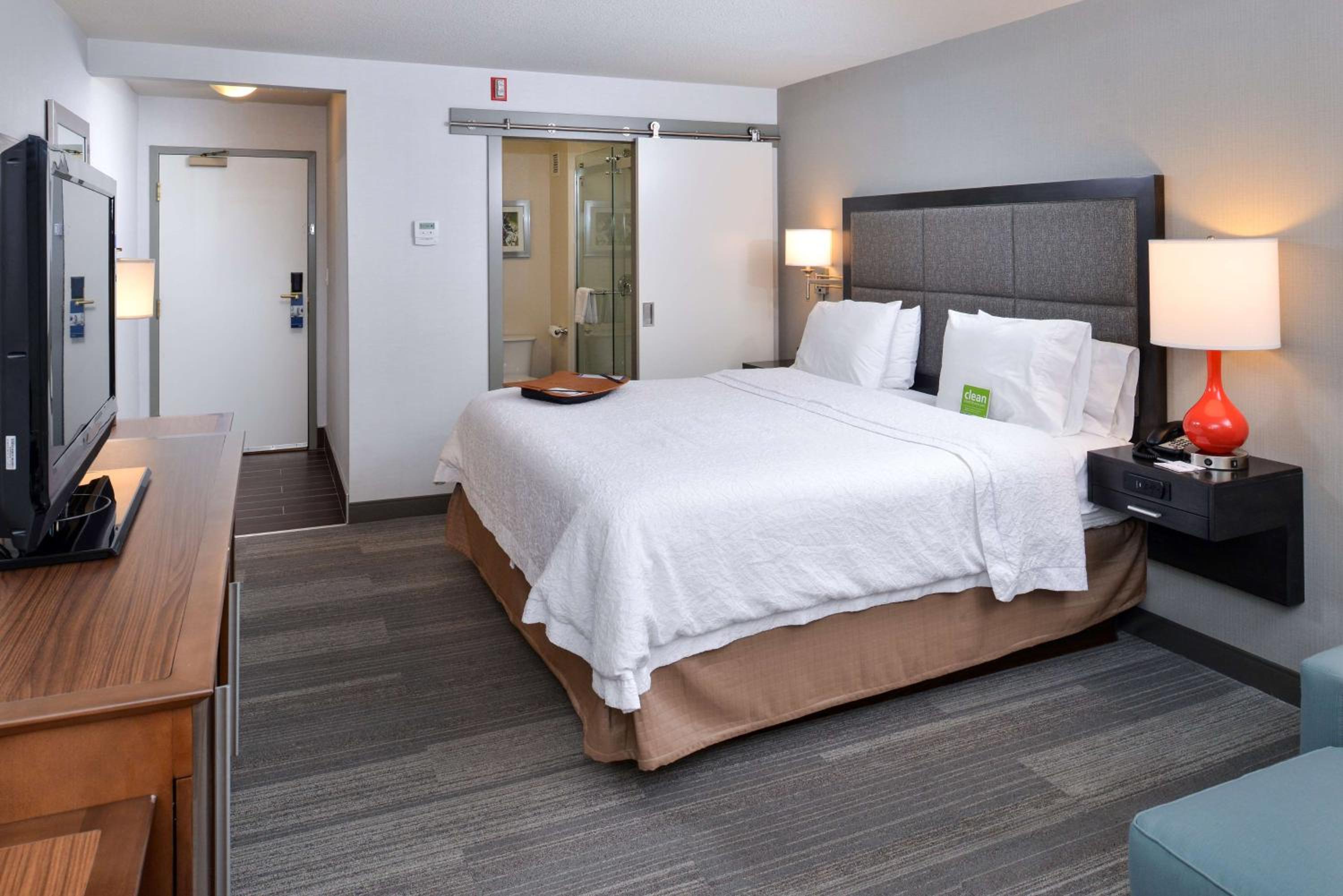 King Room with King Bed - Non-Smoking - Photo 5