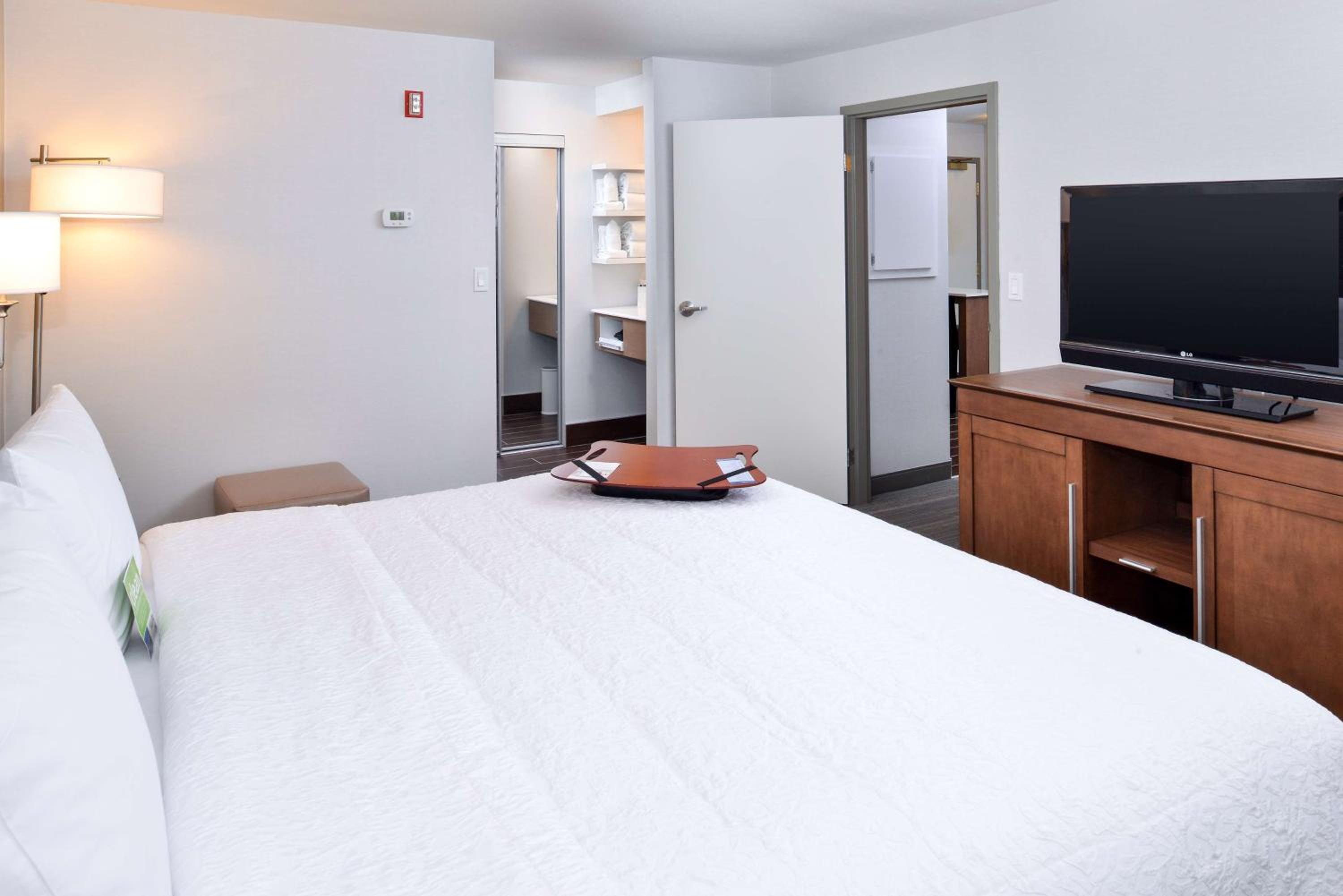 One-Bedroom King Suite with Kitchen - Non-Smoking  - Photo 2