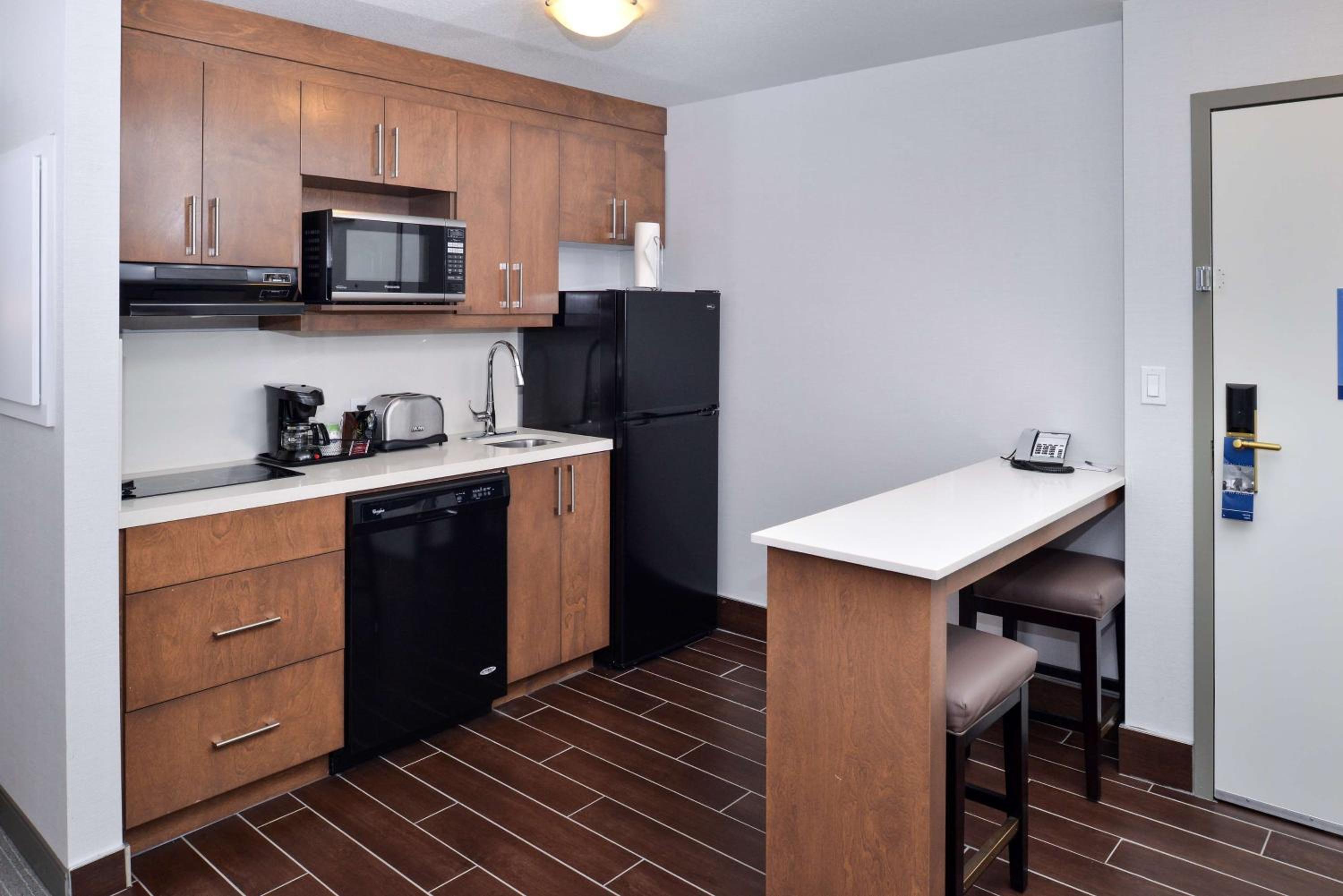 One-Bedroom King Suite with Kitchen - Non-Smoking  - Photo 5