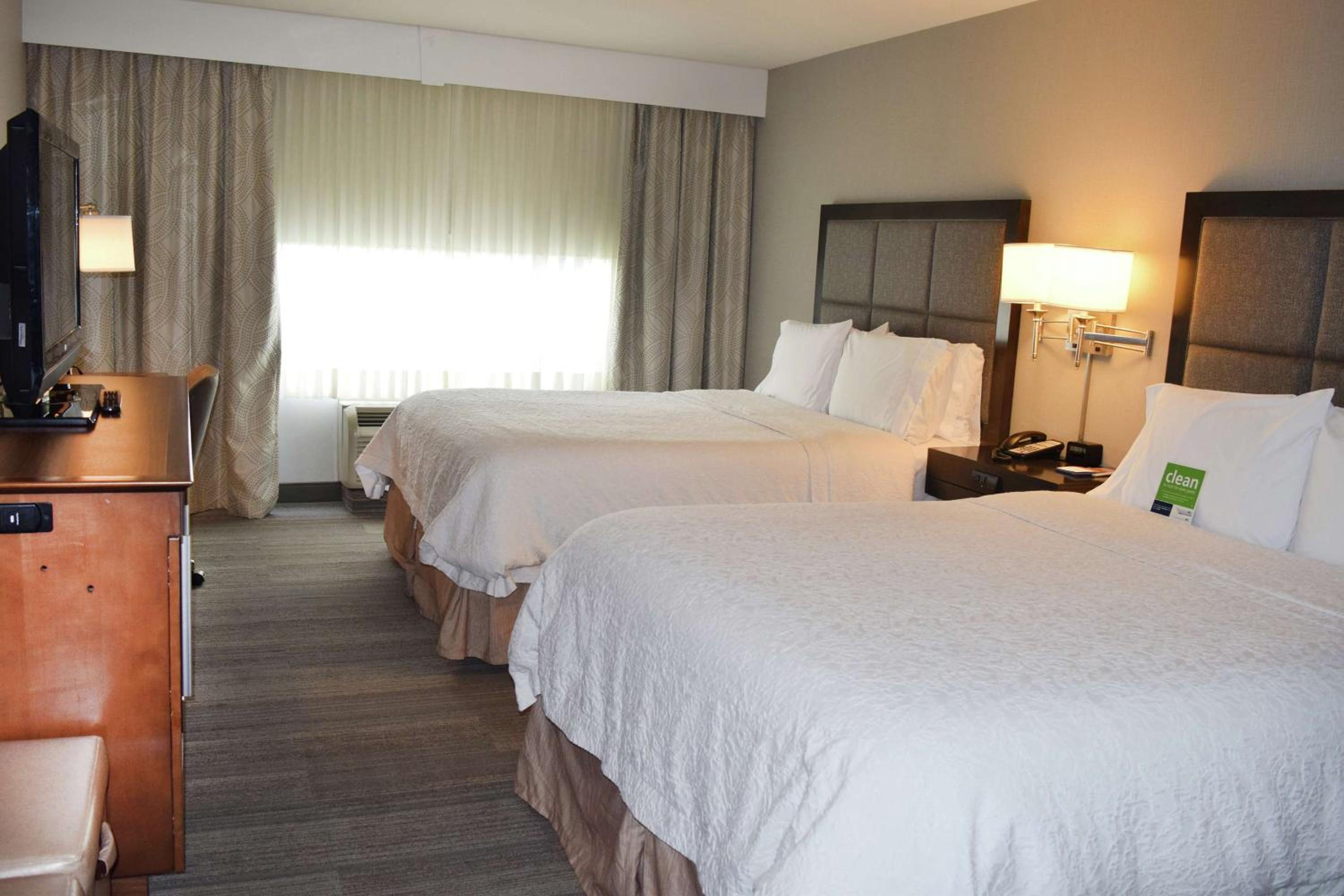 Room with Two Queen Beds - Non-Smoking - Photo 5