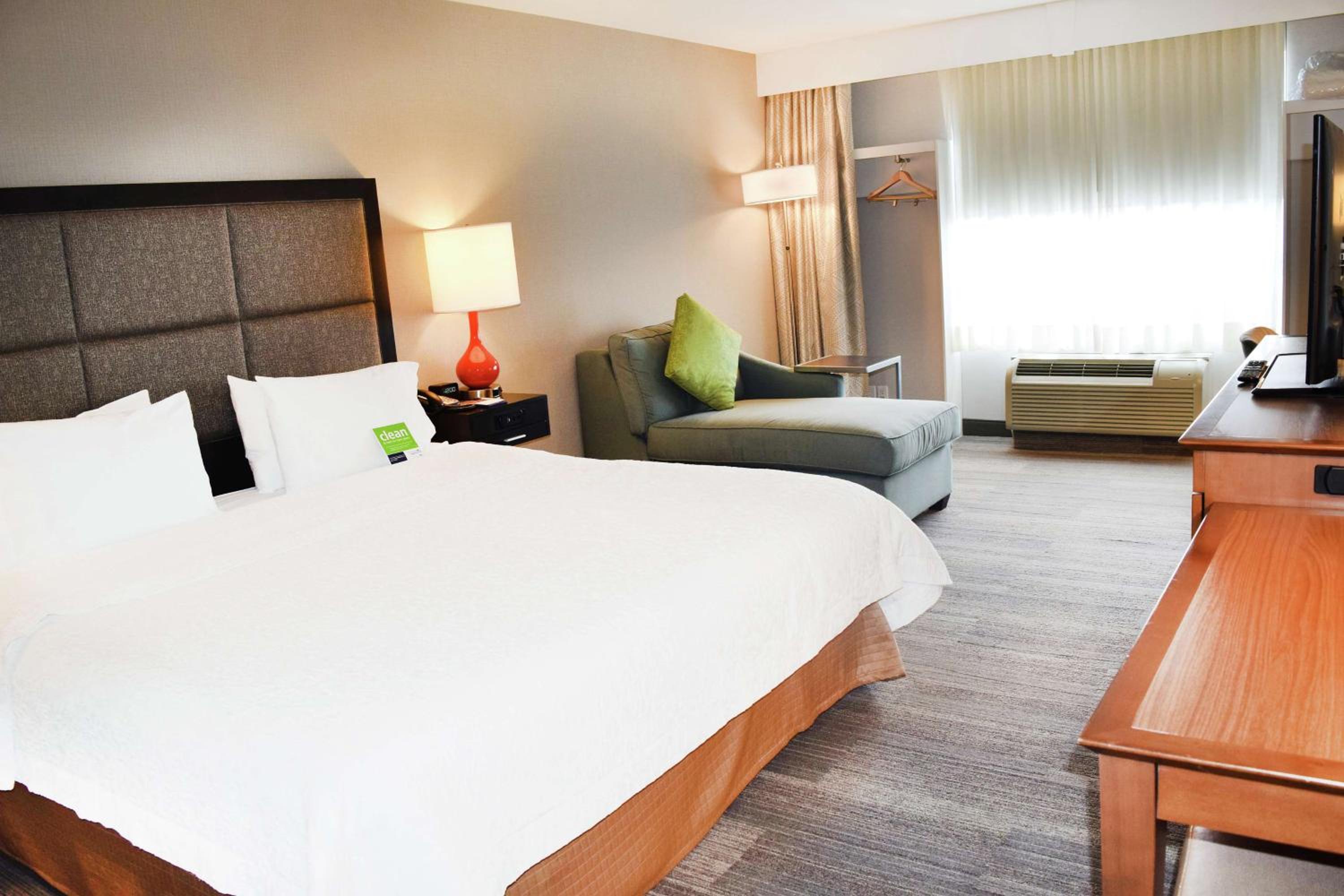King Room with King Bed - Non-Smoking - Photo 3