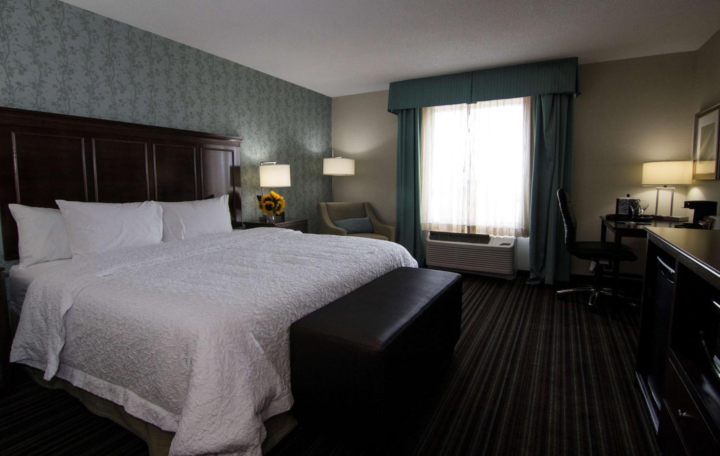 King Room with Accessible Tub - Mobility and Hearing Access/Non-Smoking