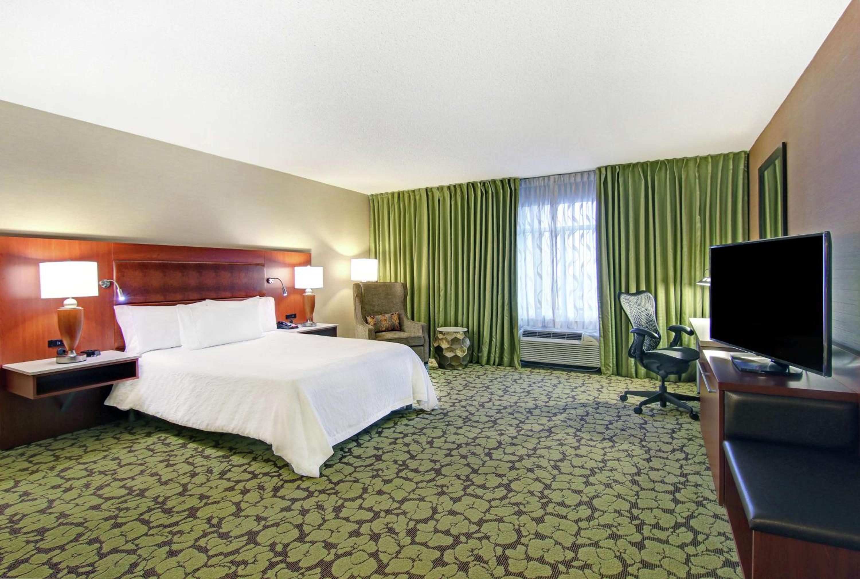 Queen Room with Roll-In Shower - Mobility Access/Non-Smoking