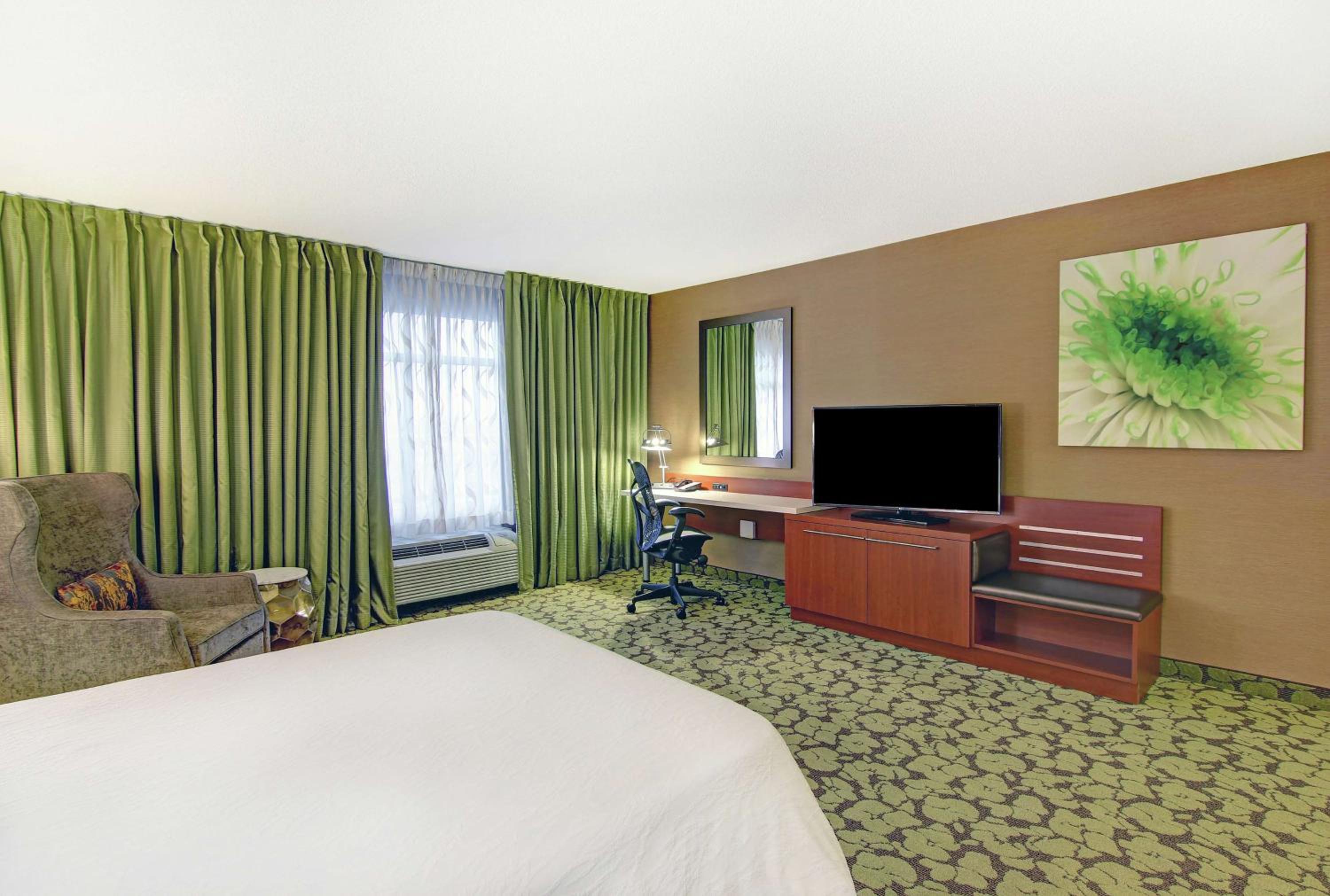 Queen Room with Roll-In Shower - Mobility Access/Non-Smoking