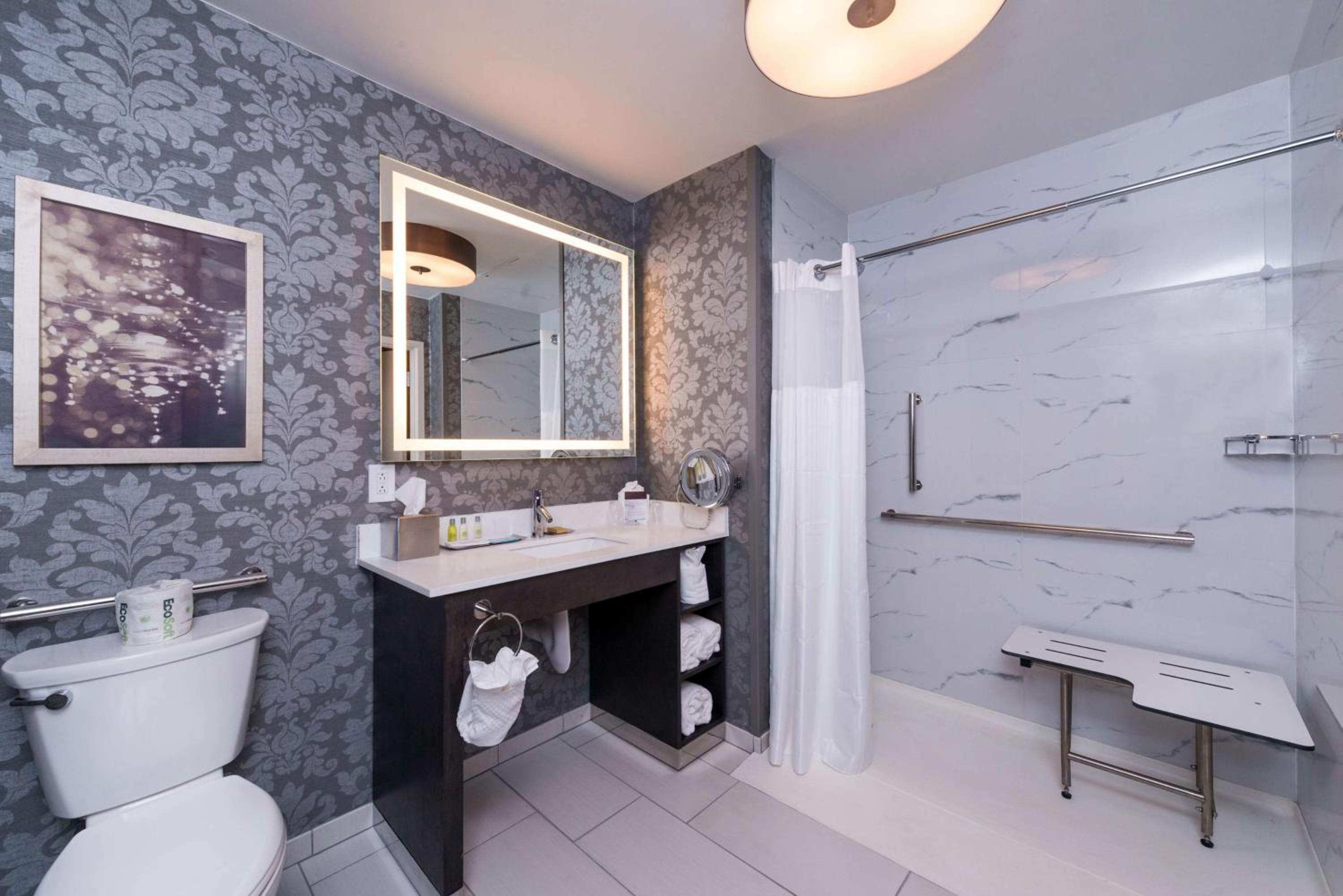 Queen Room with Roll-In Shower - Mobility and Hearing Access - Photo 8
