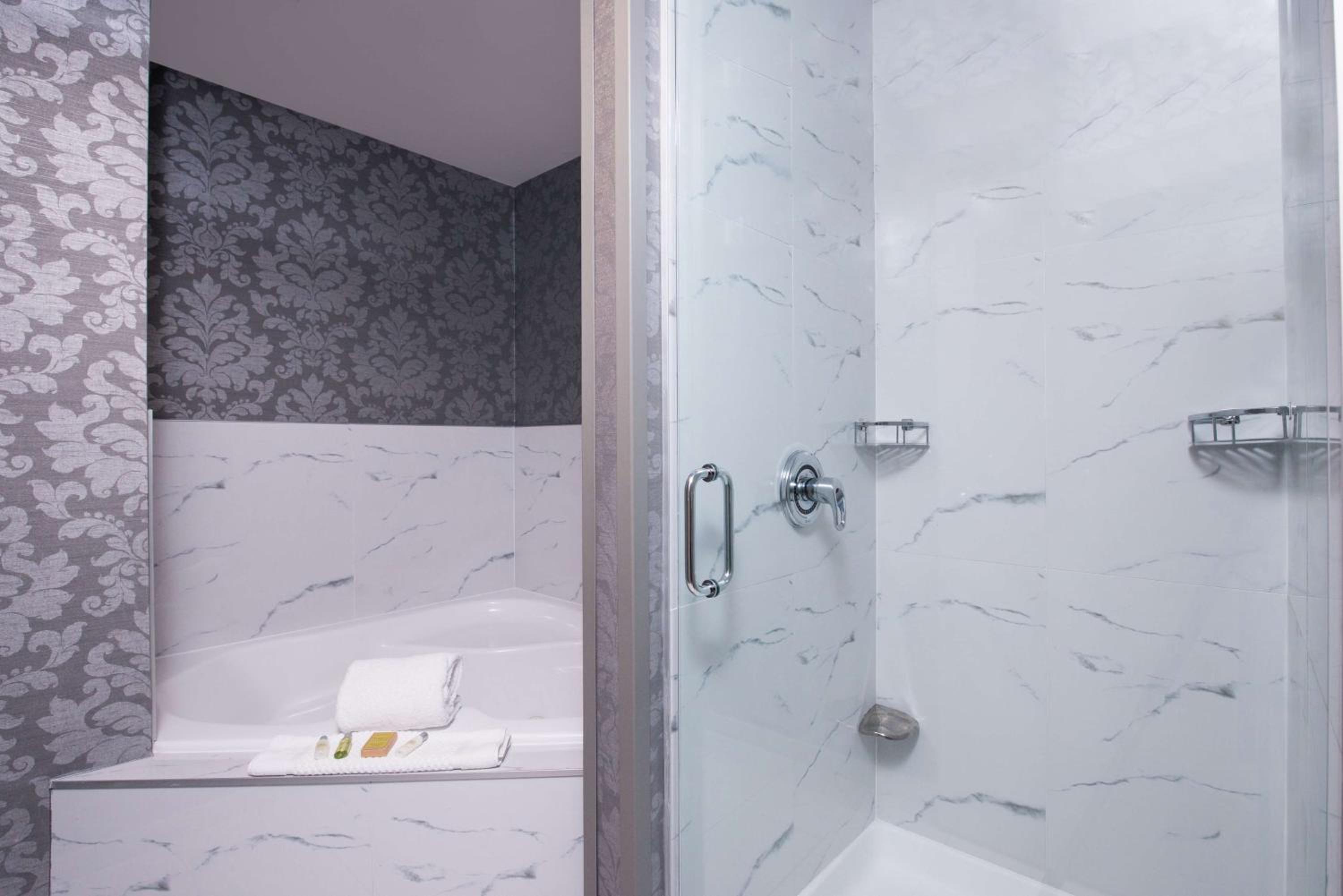 King Suite with Spa Bath photo 3