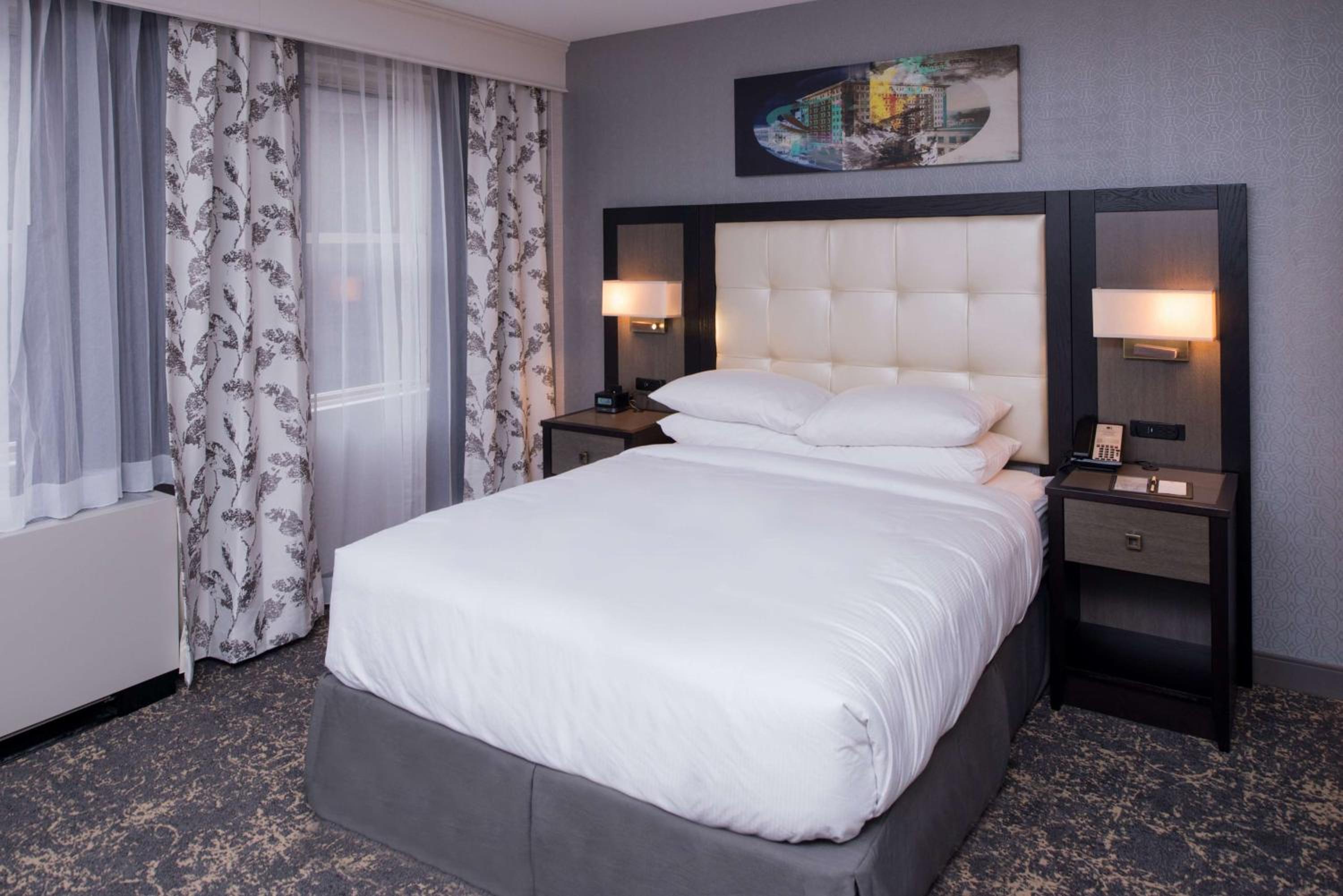 Queen Room with Roll-In Shower - Mobility and Hearing Access - Photo 2