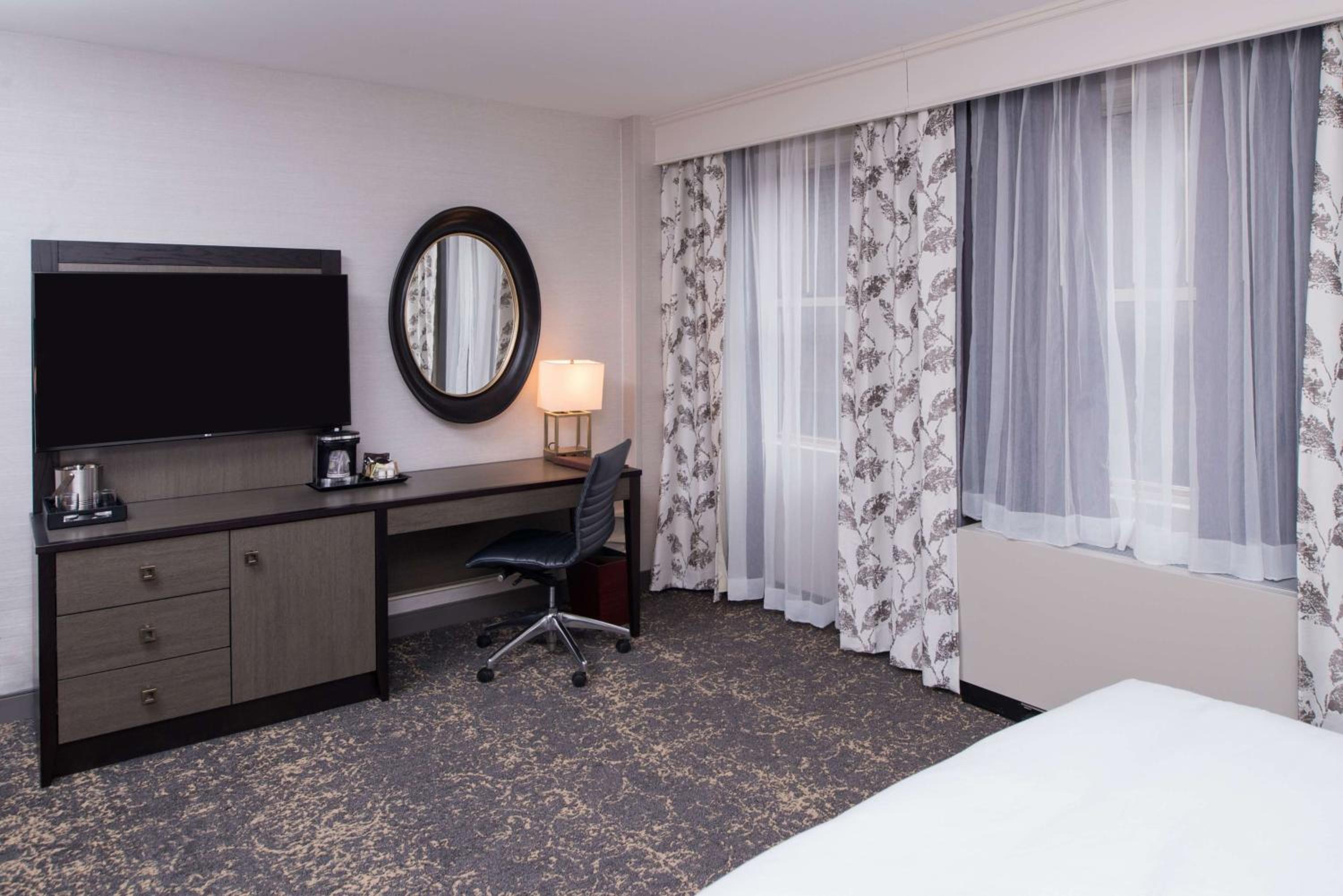 Queen Room with Roll-In Shower - Mobility and Hearing Access - Photo 3