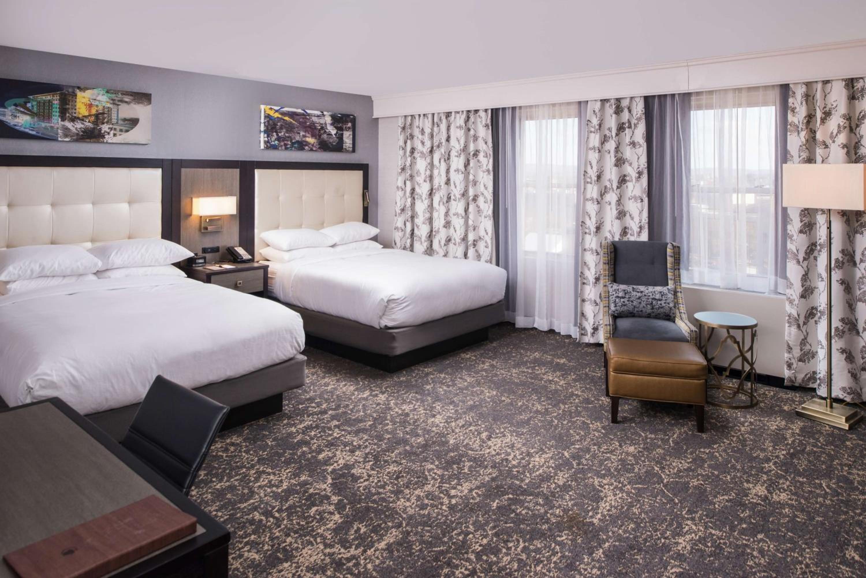 Queen Room with Two Queen Beds - Photo 8