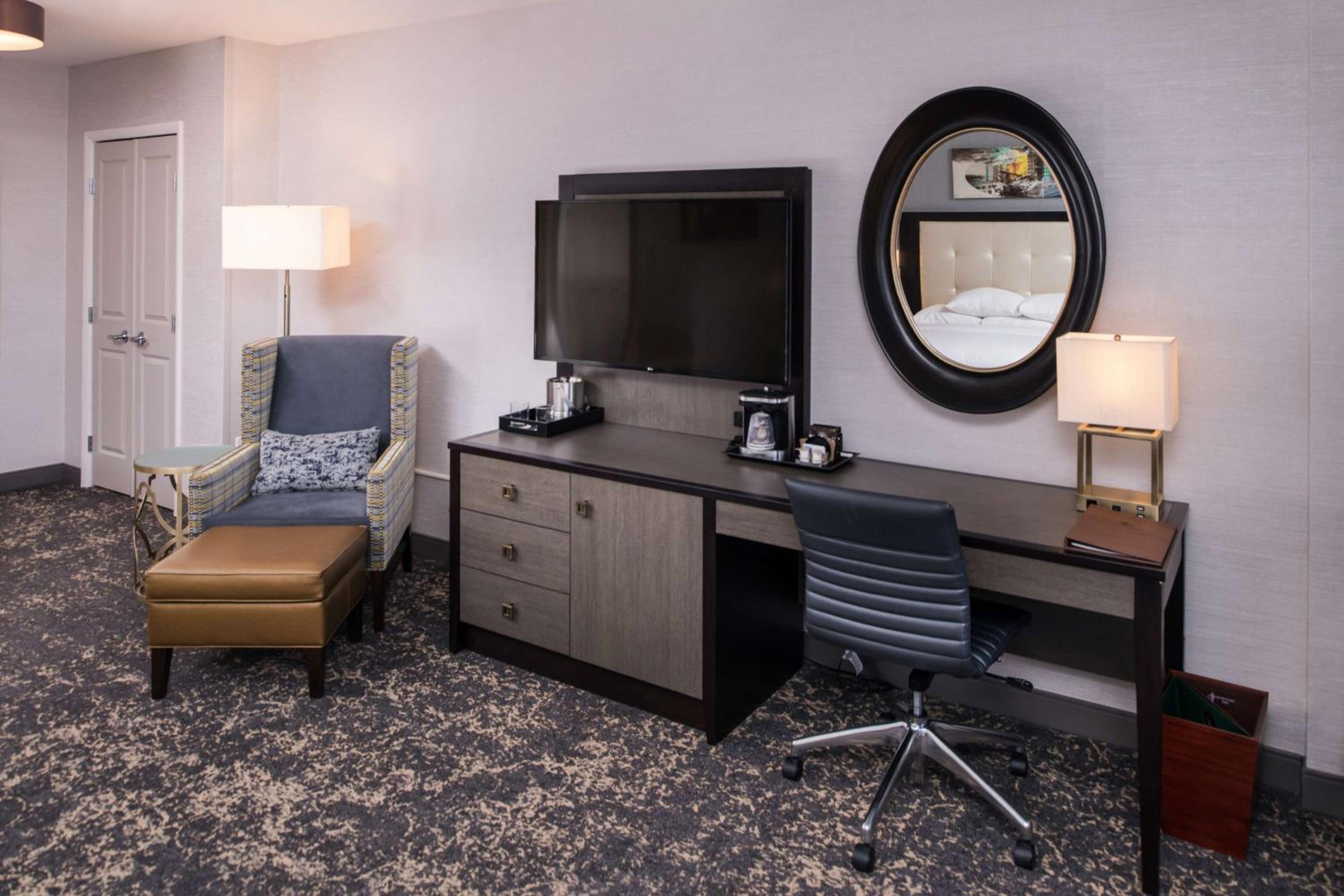 Queen Room with Two Queen Beds - Photo 7
