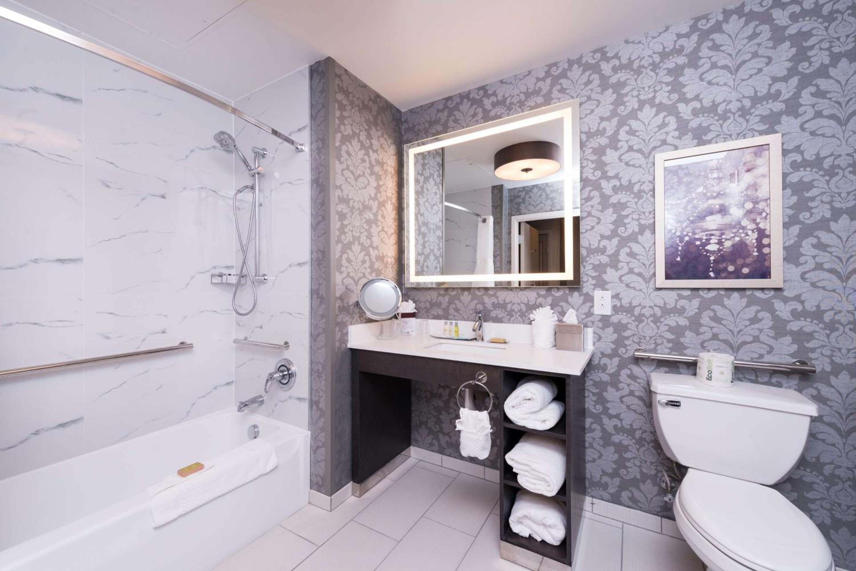 Queen Room with Two Queen Beds with Bath Tub - Mobility and Hearing Access - Photo 5