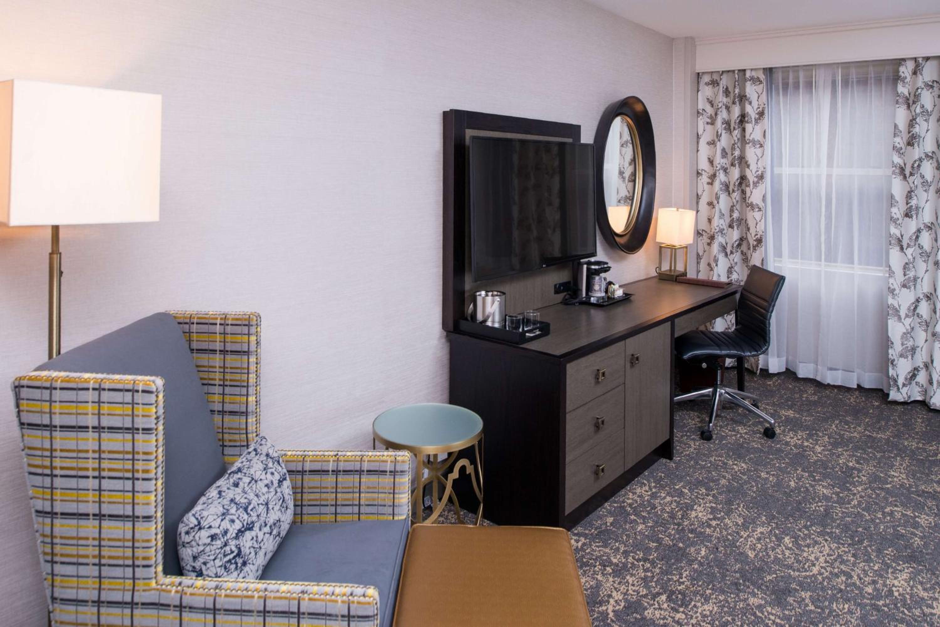Queen Room with Roll-In Shower - Mobility and Hearing Access - Photo 4