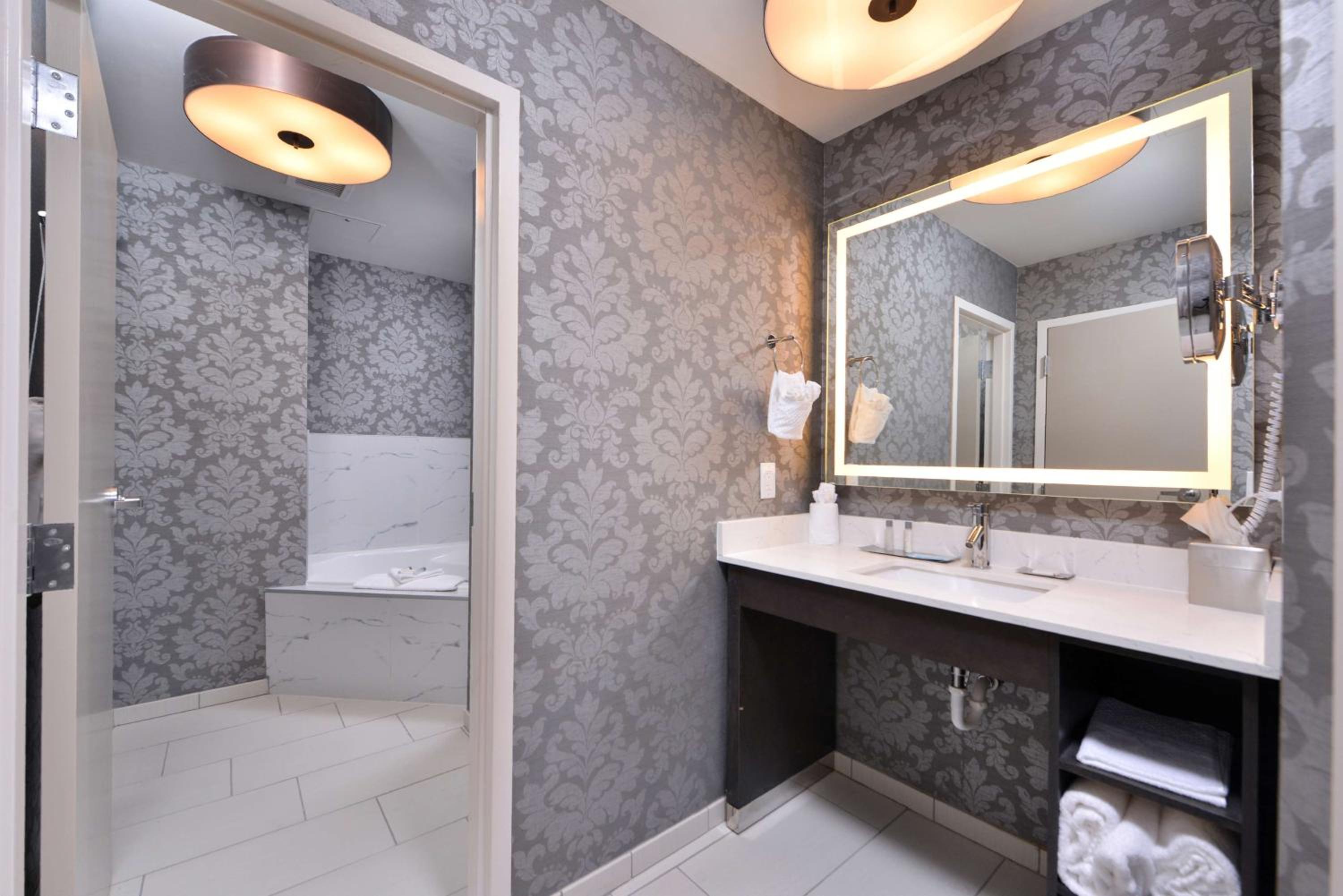 King Suite with Spa Bath photo 2