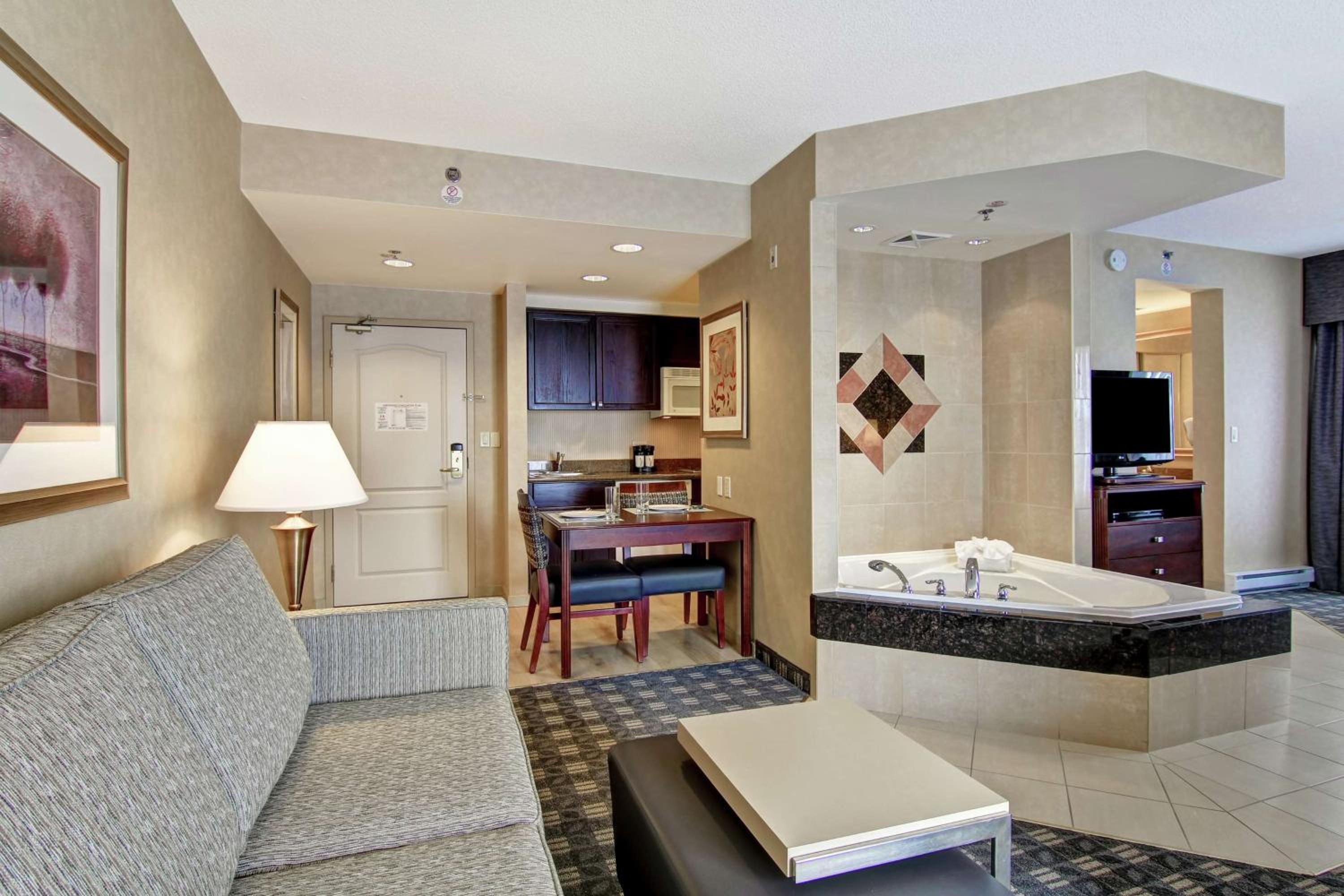 King Suite with Whirlpool - Non-Smoking - Photo 2