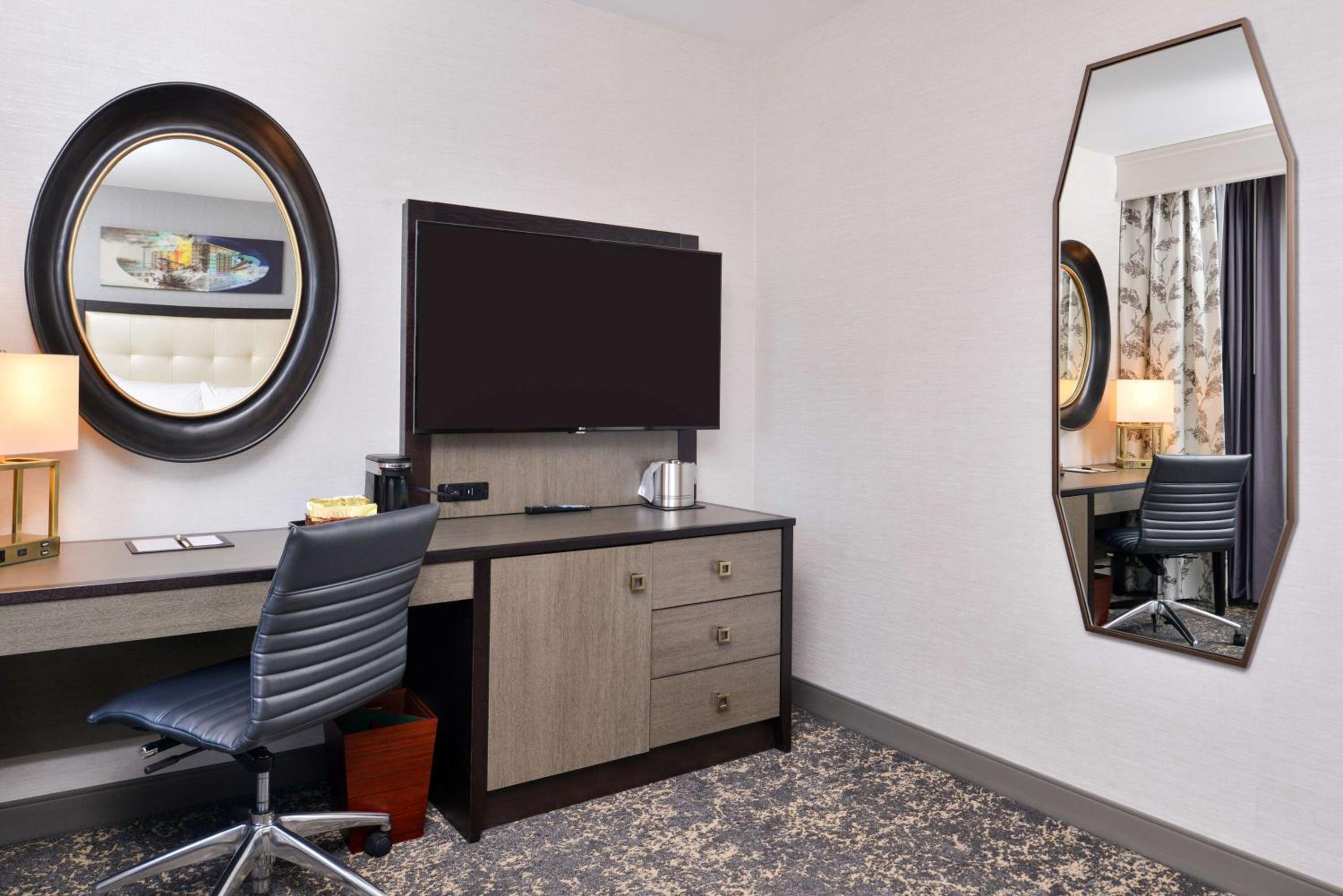 Queen Room with Roll-In Shower - Mobility and Hearing Access - Photo 5